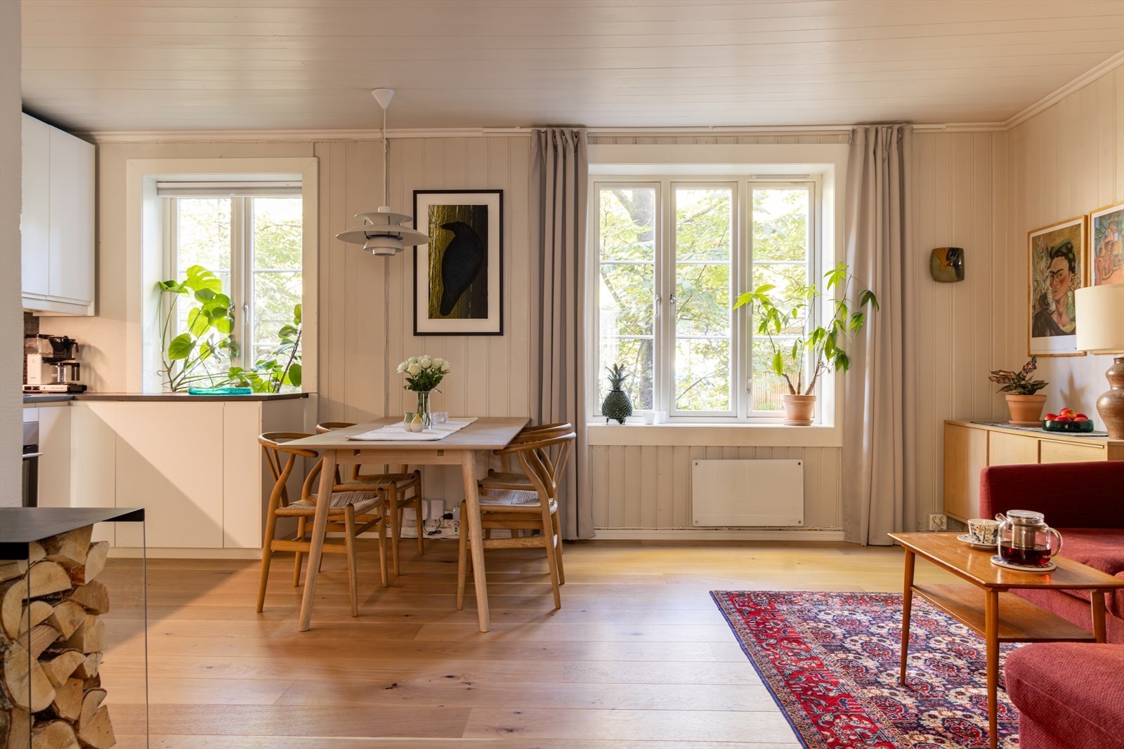 Store vindusflater slipper inn mye naturlig lys. Her ligger du i indre gård på begge sider. Stille og tilbaketrukket Galleribilde