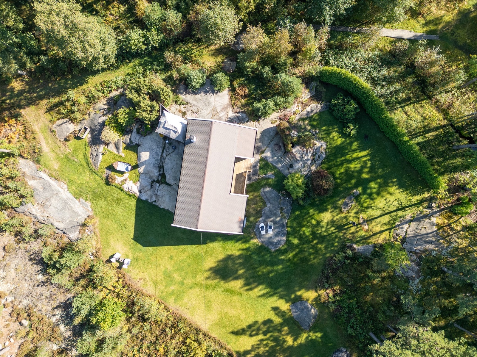 Eiendommen er imponerende, med en vakker blanding av grønne områder. Galleribilde