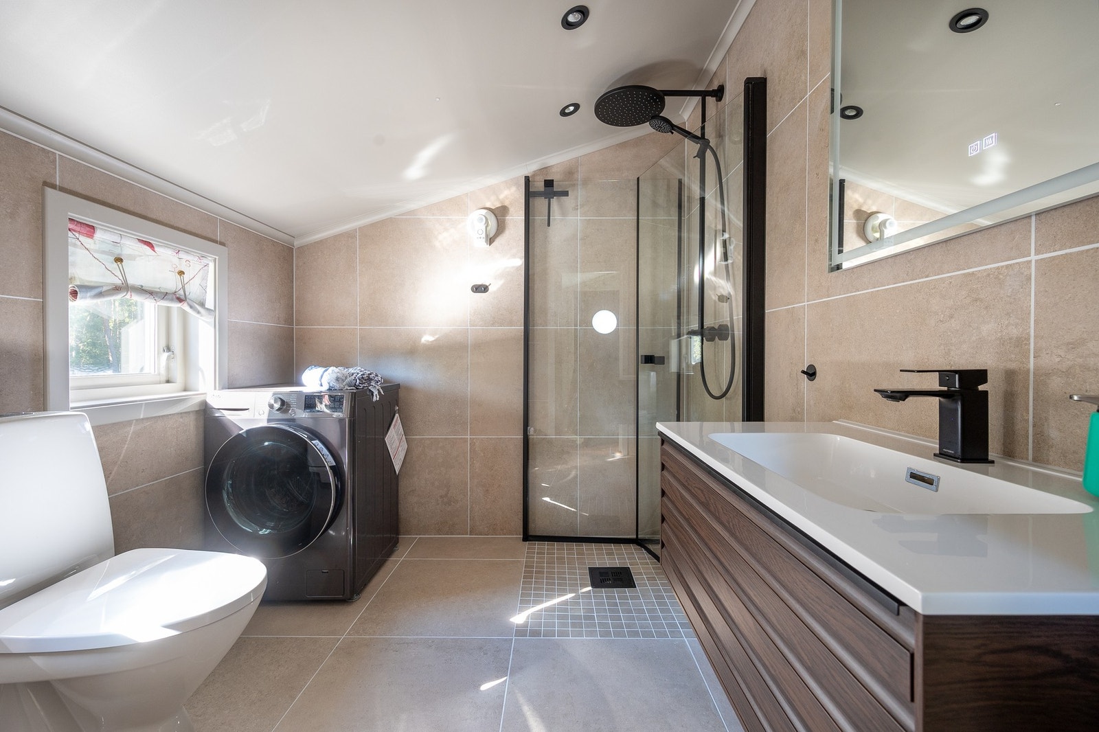 Badet er stilig og moderne, med flislagte vegger og varme i gulv. Galleribilde