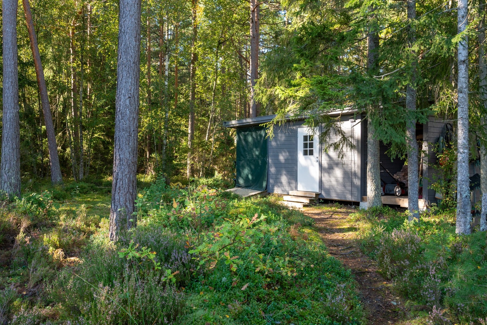 Eiendommen har også en frittstående bod. Galleribilde
