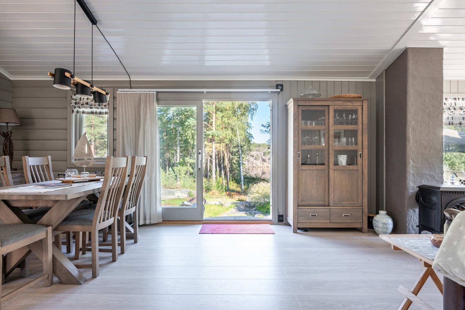 Det er virkelig noe spesielt med å kunne se vannet glitre i sollyset rett fra komforten av stuen. Galleribilde