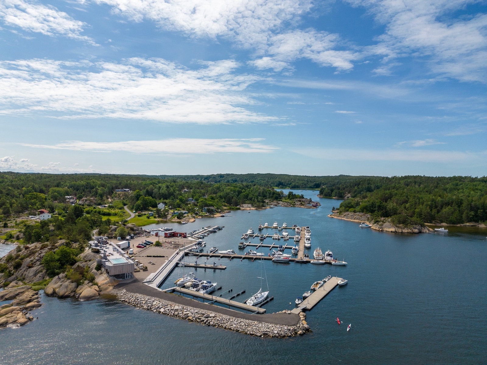 Edholmen Marina har en ny restaurant som tilbyr deilige retter laget med lokale råvarer. Med badebasseng på taket er dette virkelig en perle på Hvaler! Galleribilde
