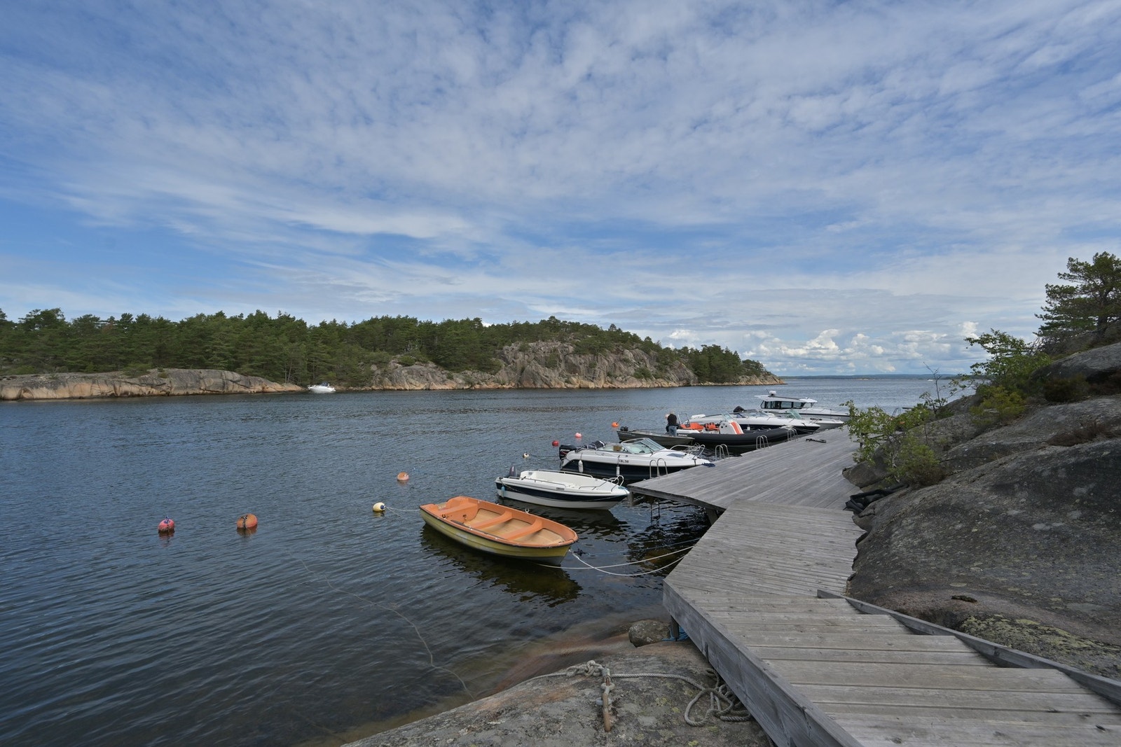 Eiendommen tilbyr en fin mulighet for båtelskere med sin egen private båtplass og brygge rett ved vannkanten. Galleribilde