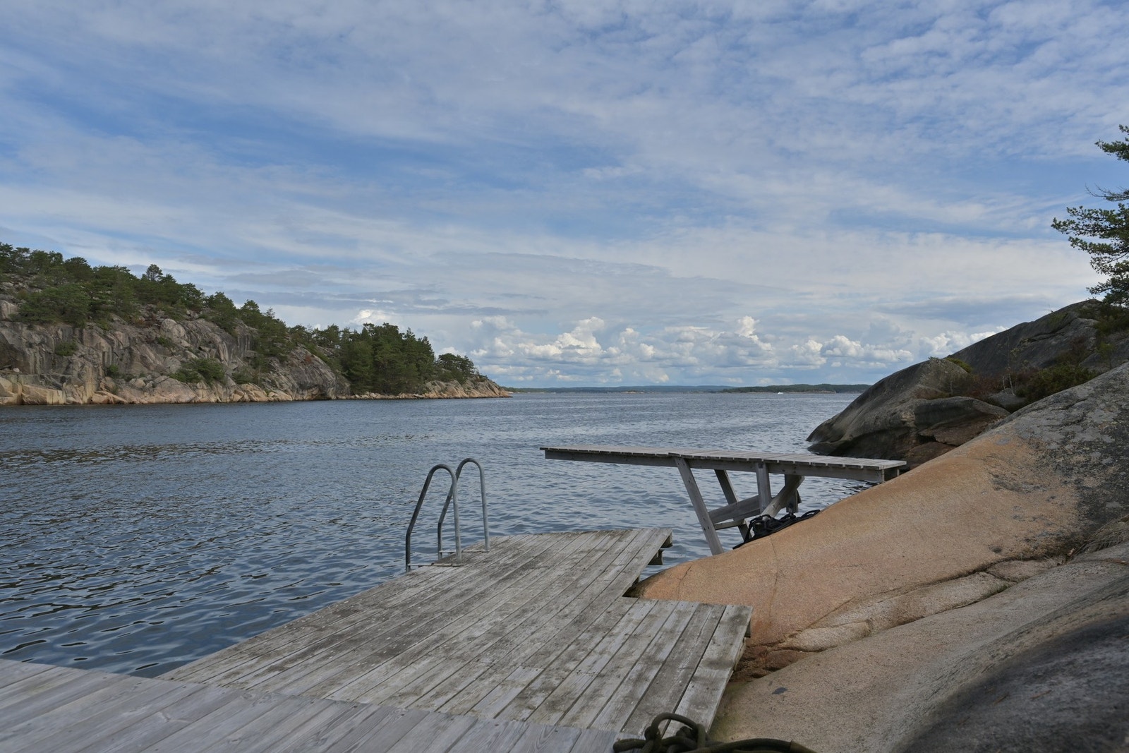 I tillegg finner du også en liten badeplass som inkluderer stupebrett og trapp ned til vannet. Galleribilde