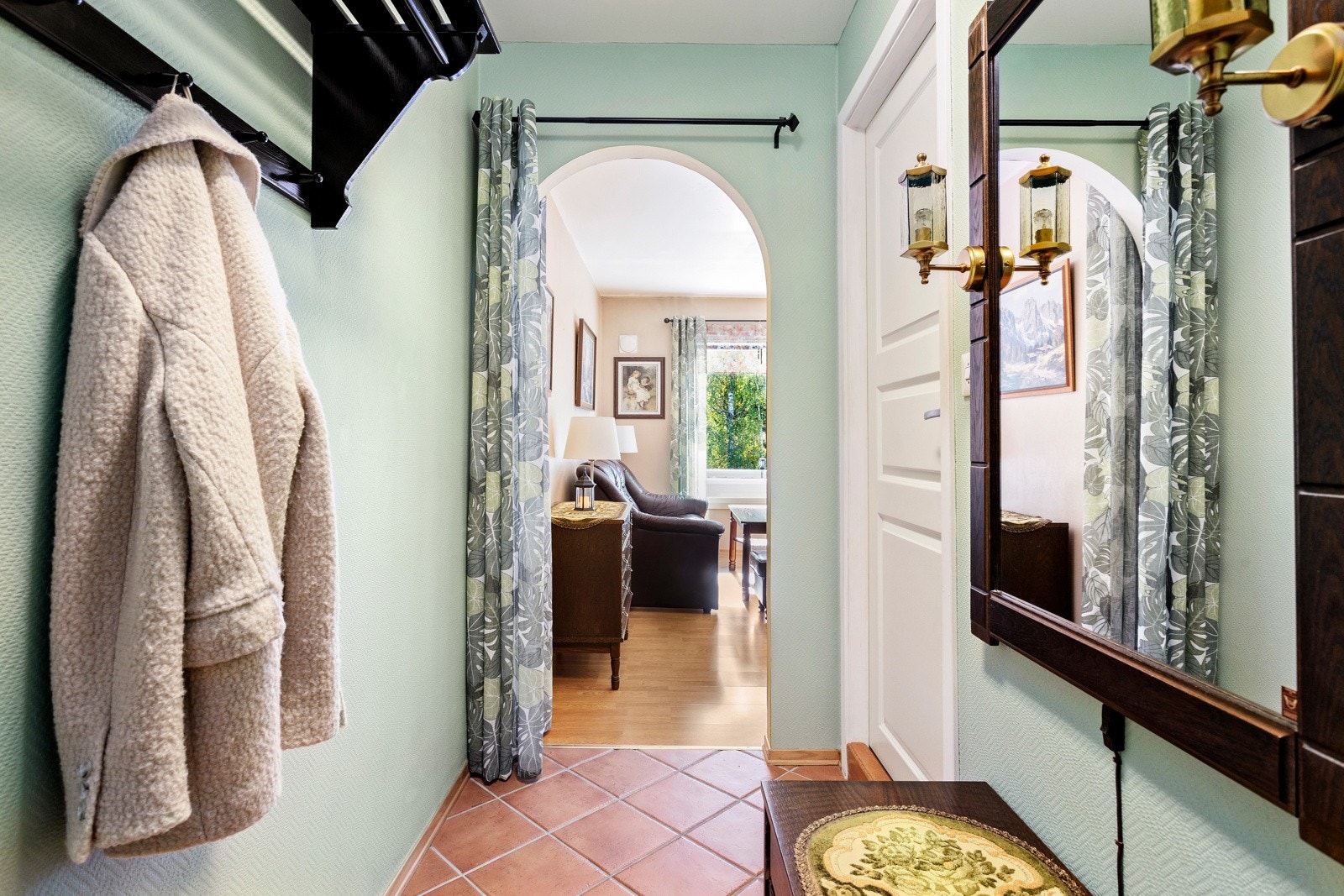 Her har du god plass til å henge fra deg yttertøy og sko Galleribilde