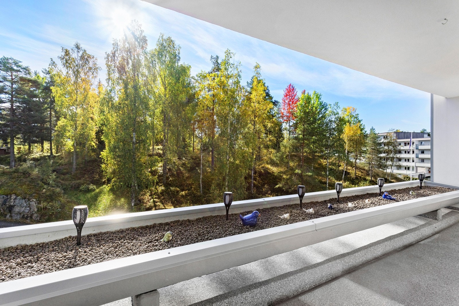 Grønt og åpent utsyn fra terrassen Galleribilde