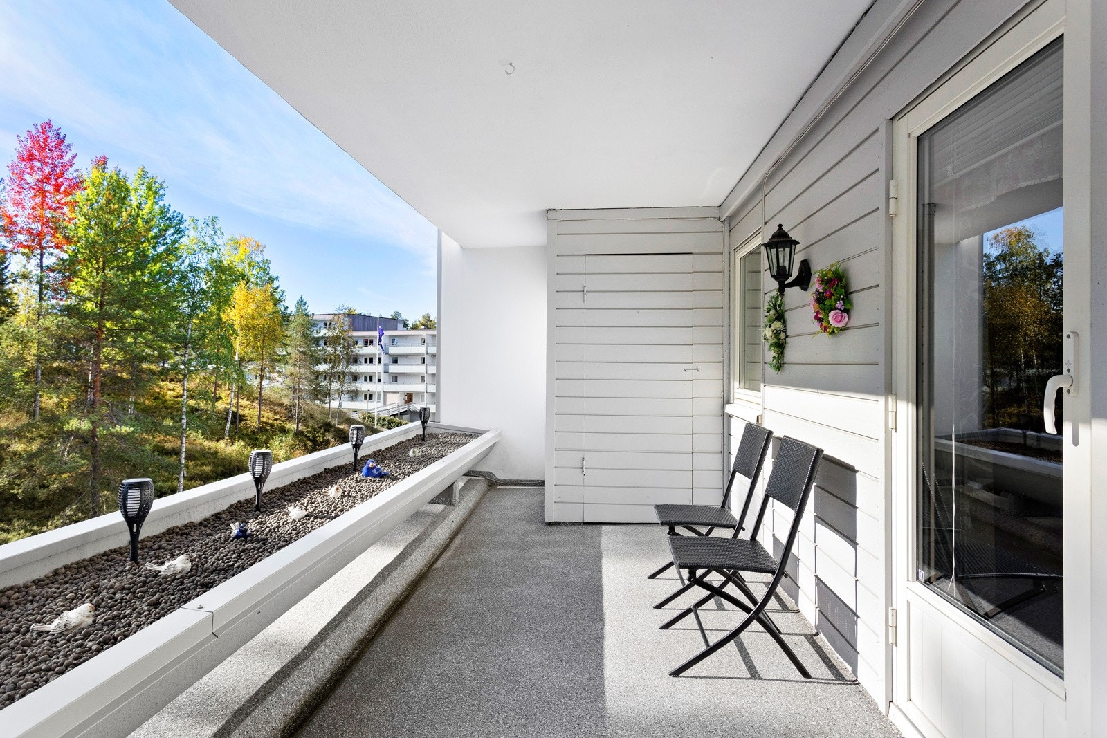 Terrassen vender mot rolige og flotte grøntarealer Galleribilde