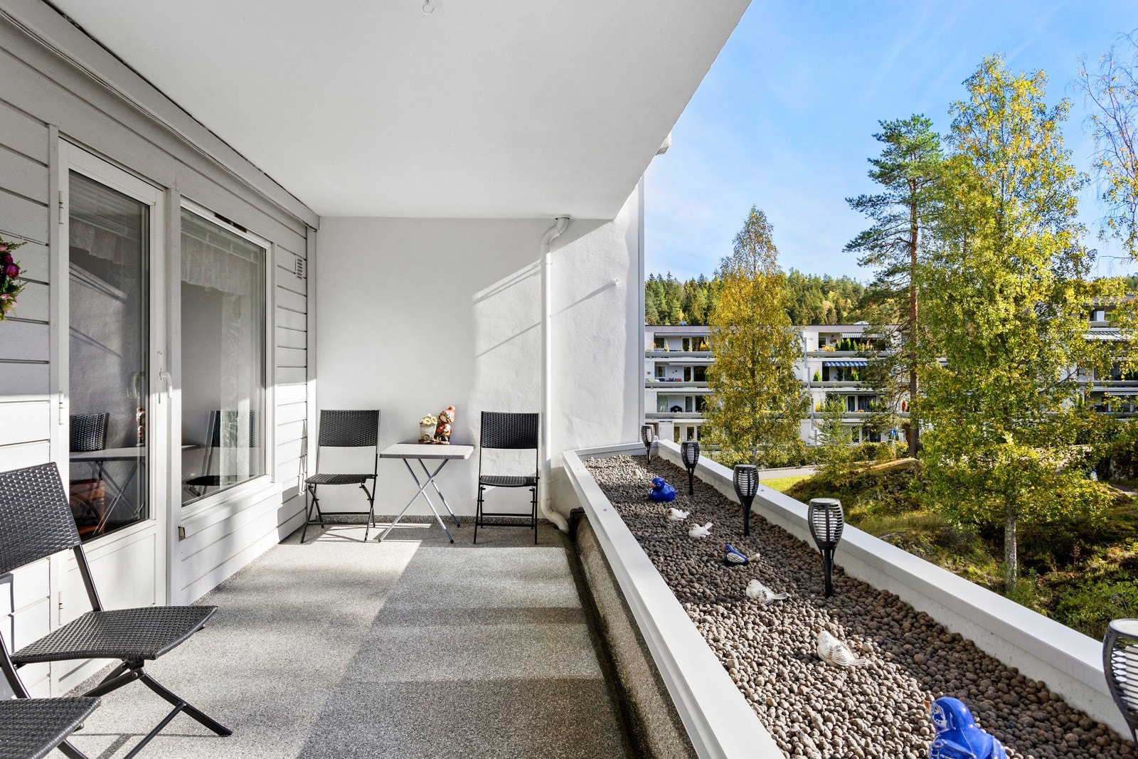 Terrassens størrelse gir god plass til utemøbler og grill Galleribilde