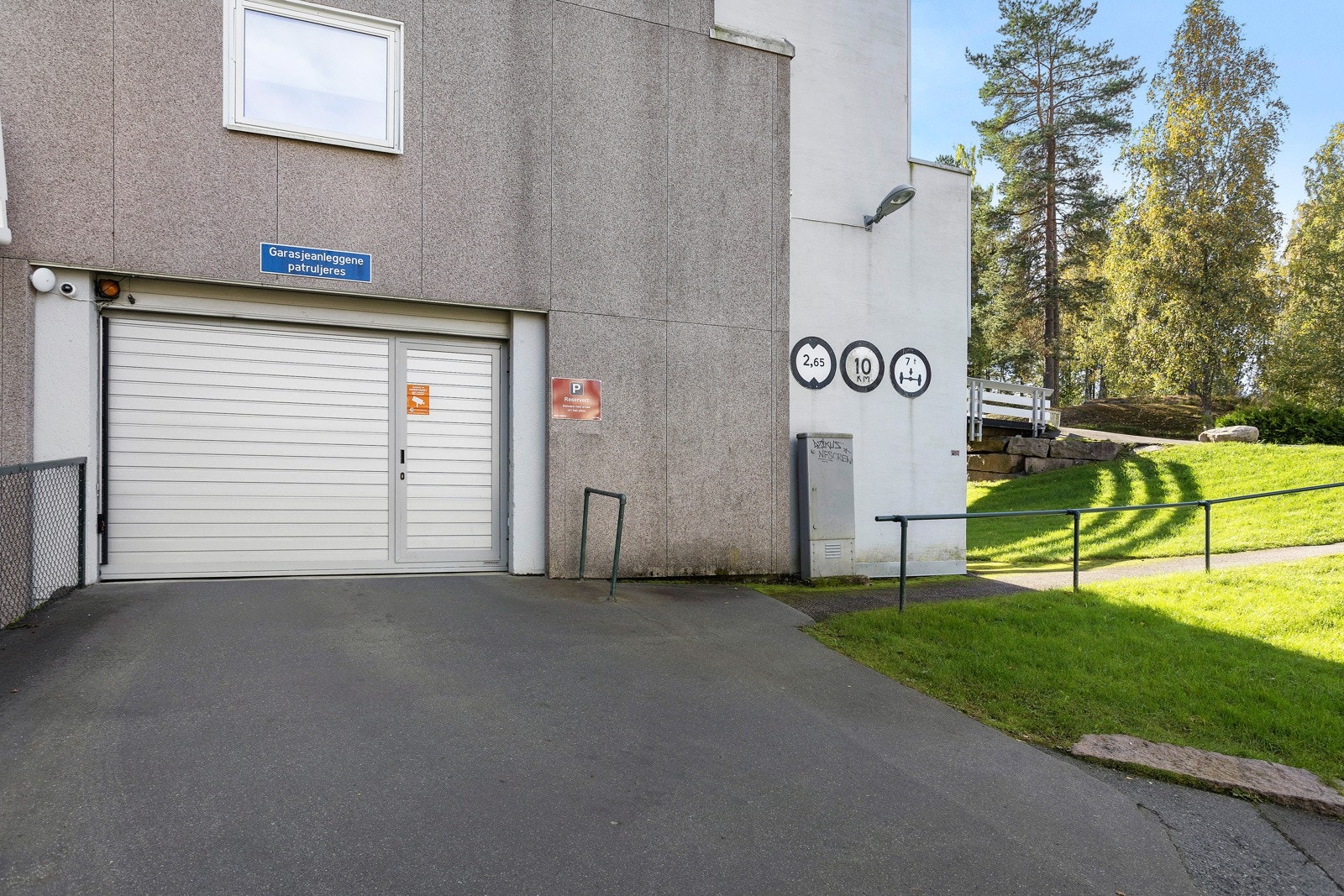 Boligen disponerer en bilopstillingsplass i felles garasjeanlegg Galleribilde