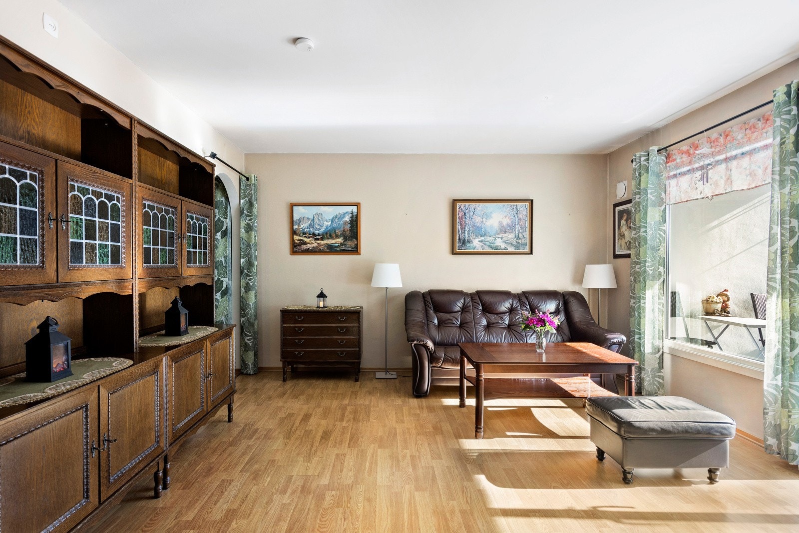 Fra stuen er det utgang til en balkong på 14 kvm Galleribilde