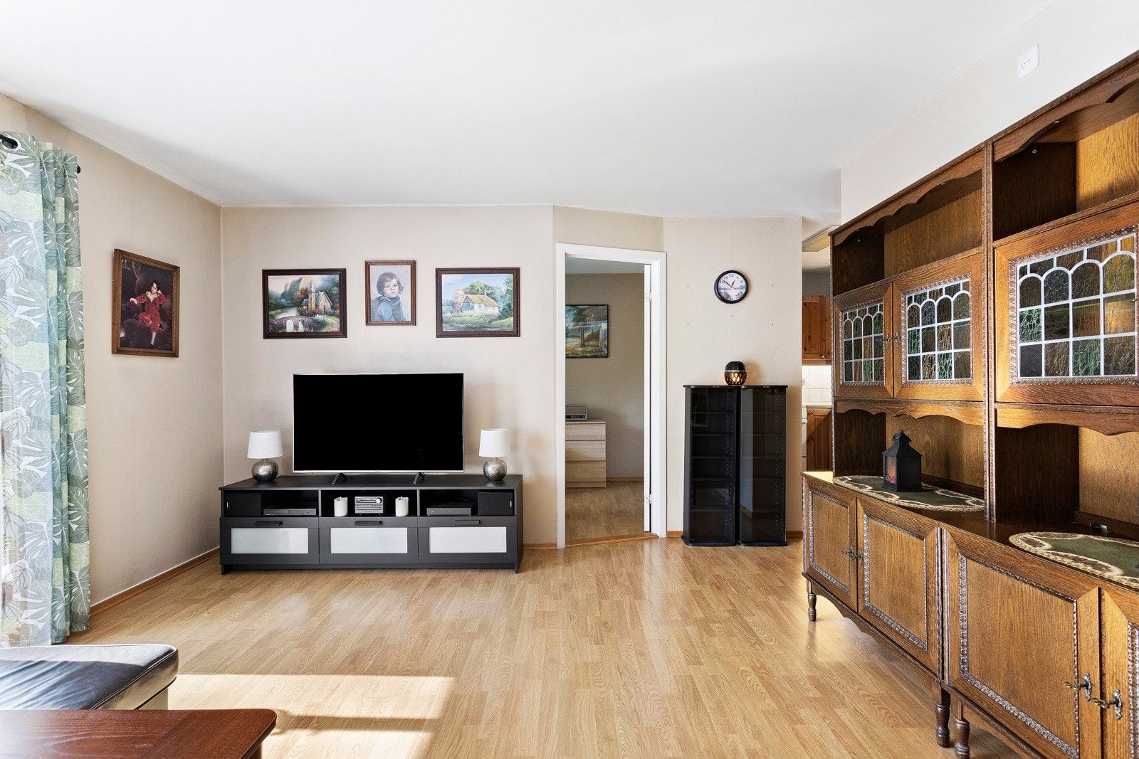 Stuen har god plass for sofagruppe med tilhørende stuemøblement samt medievegg Galleribilde