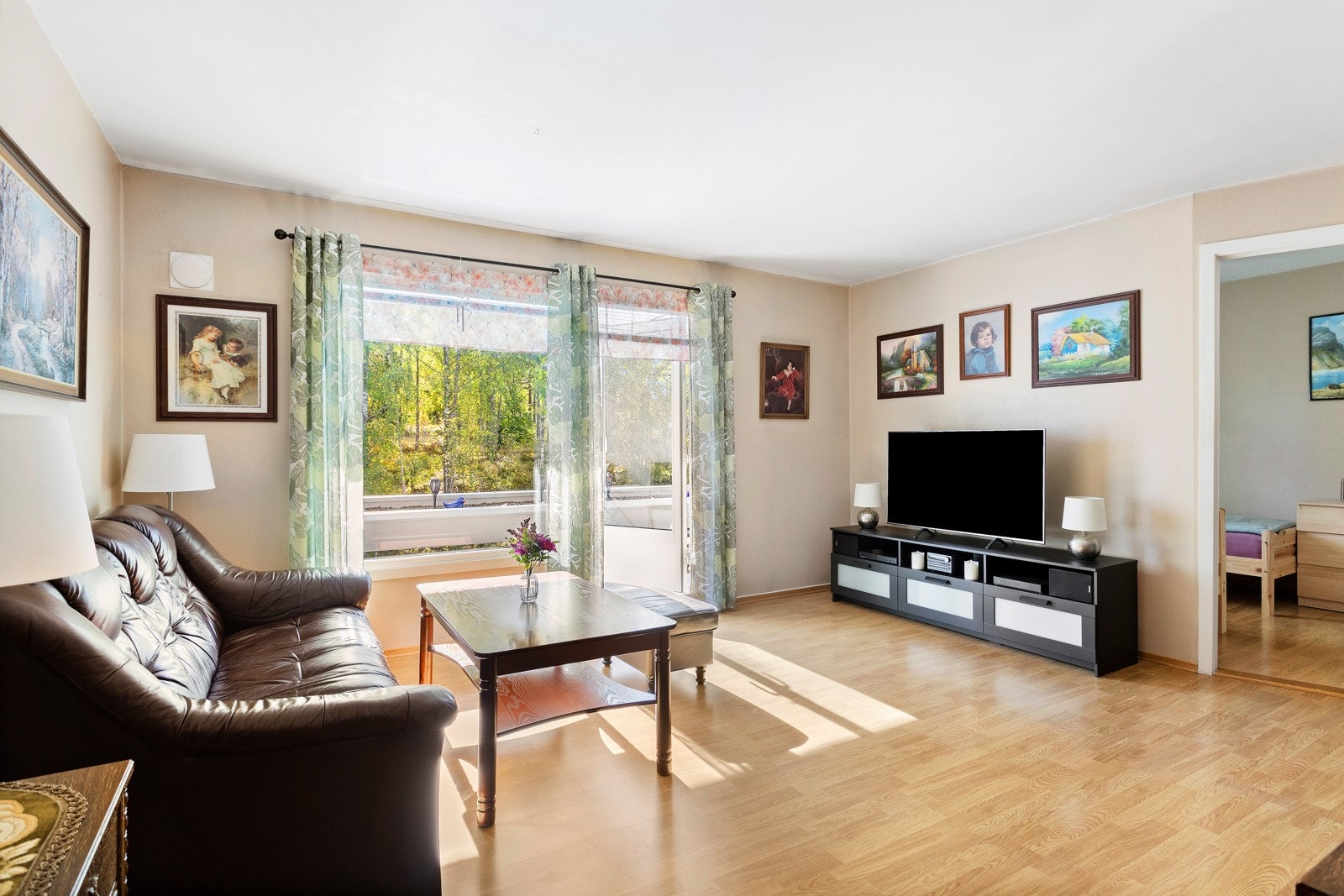 Stuen er romslig og har en rekke møbleringsmuligheter Galleribilde