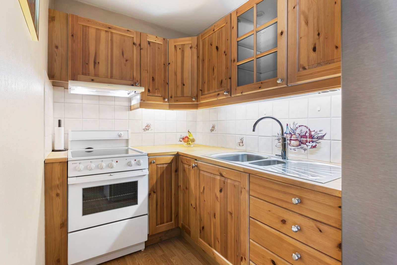 Kjøkkenet er fra 2002 og er i en delvis åpning mot stuen Galleribilde