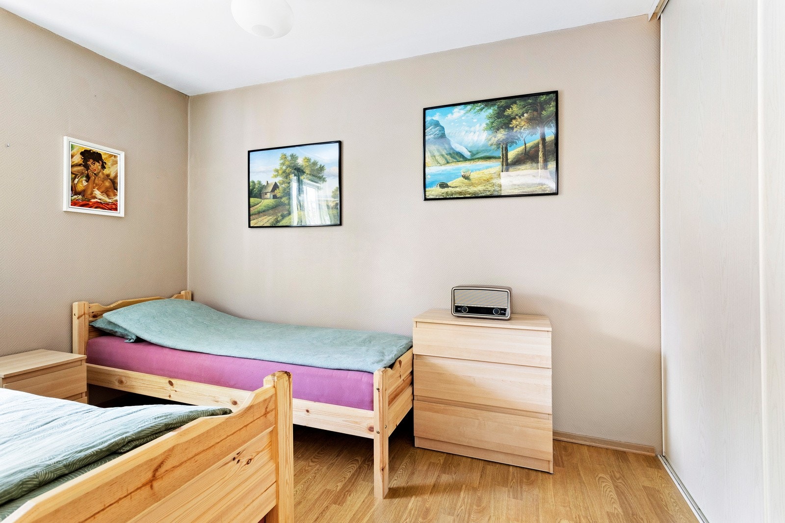 Boligens soverom er av god størrelse med god plass til seng og tilhørende møblement Galleribilde