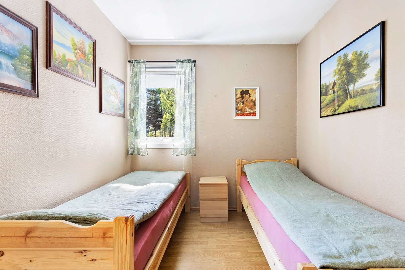 Vindusflaten slipper godt med lys inn Galleribilde