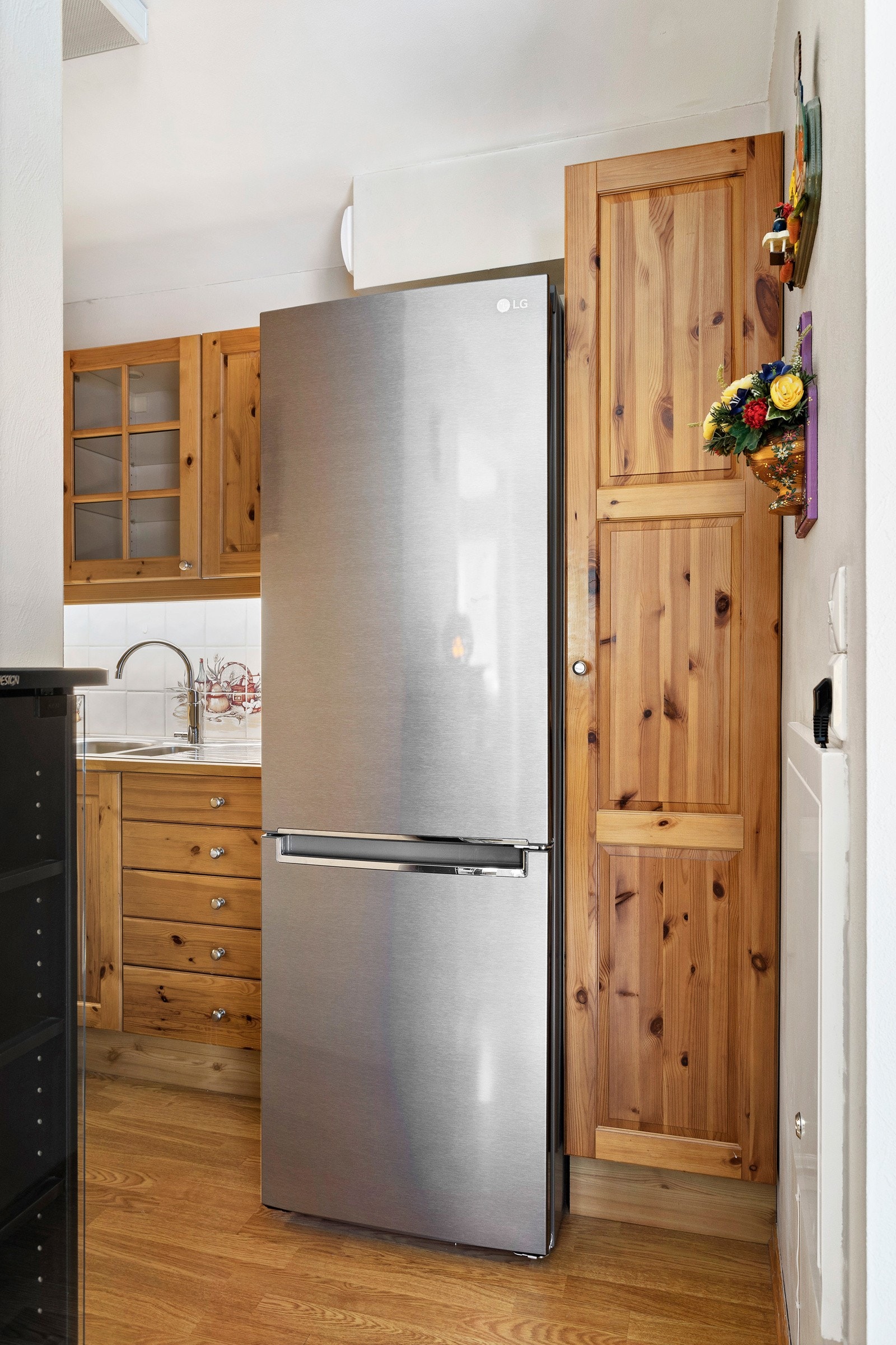 Kjøkkeninnredning består av profilerte fronter og benkeplate av heltre Galleribilde