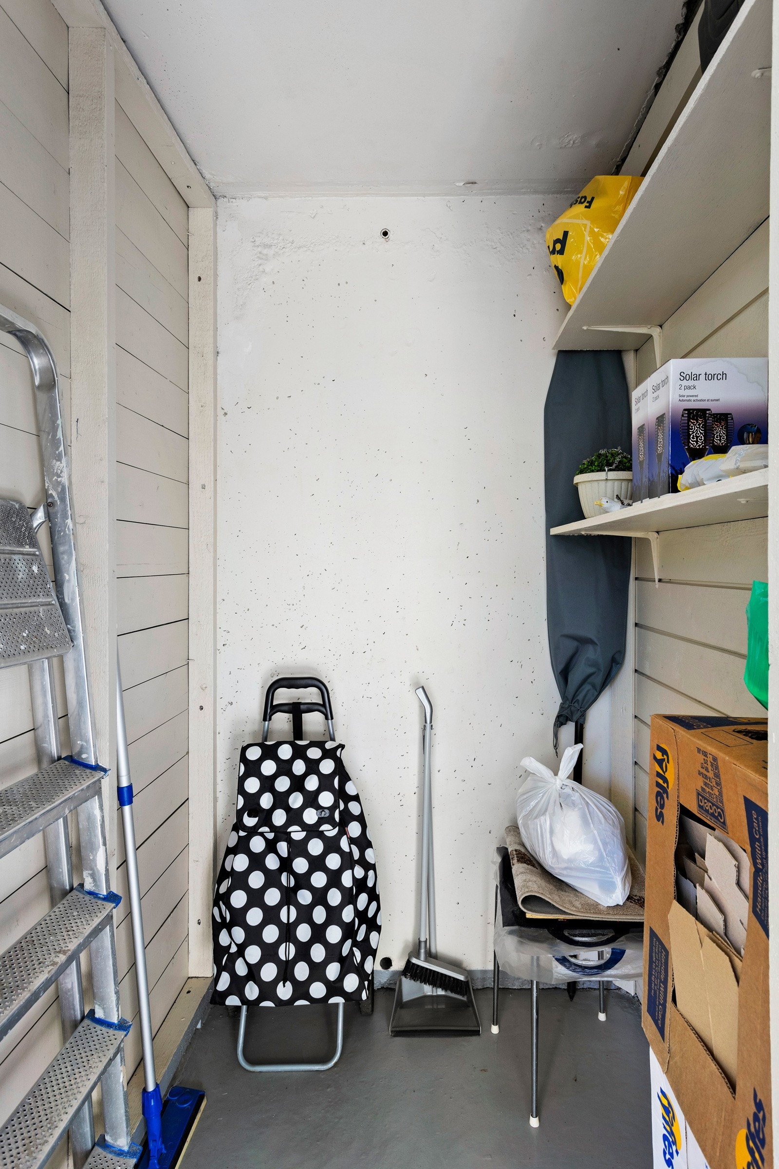 Videre på terrassen finner du en meget praktisk utvendig bod til oppbevaring Galleribilde