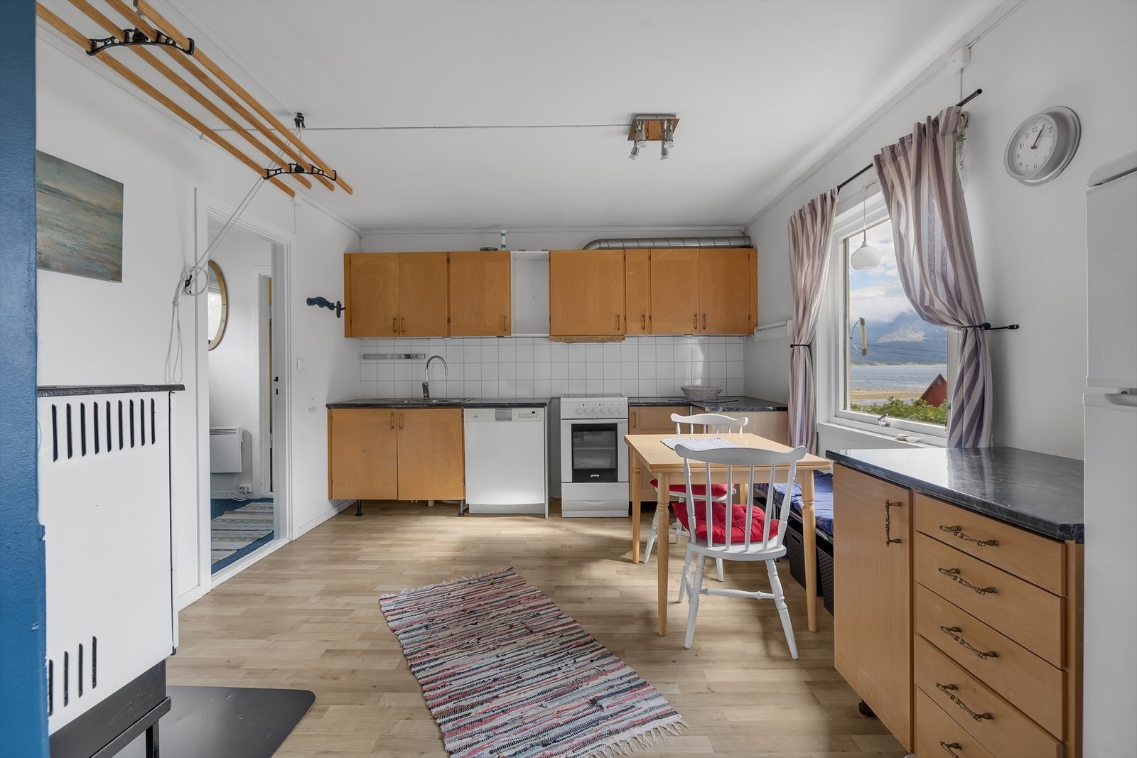 Kjøkken med mye skapplass Galleribilde