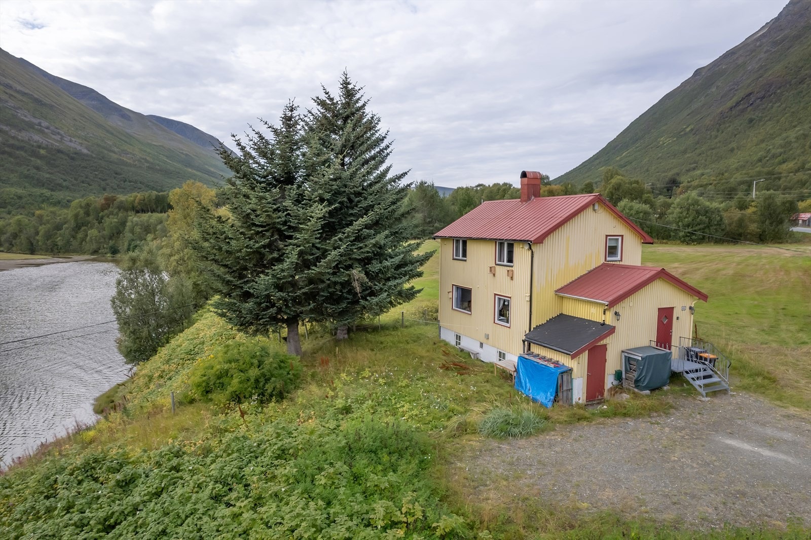 Parkering i forkant av boligen Galleribilde
