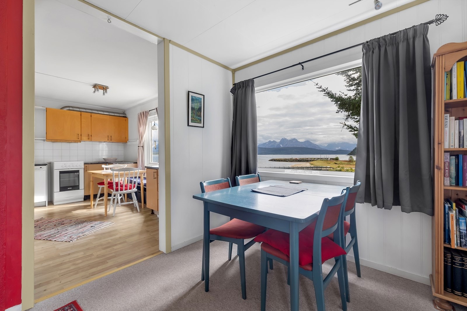 Halvåpen løsning mellom stue og kjøkken Galleribilde