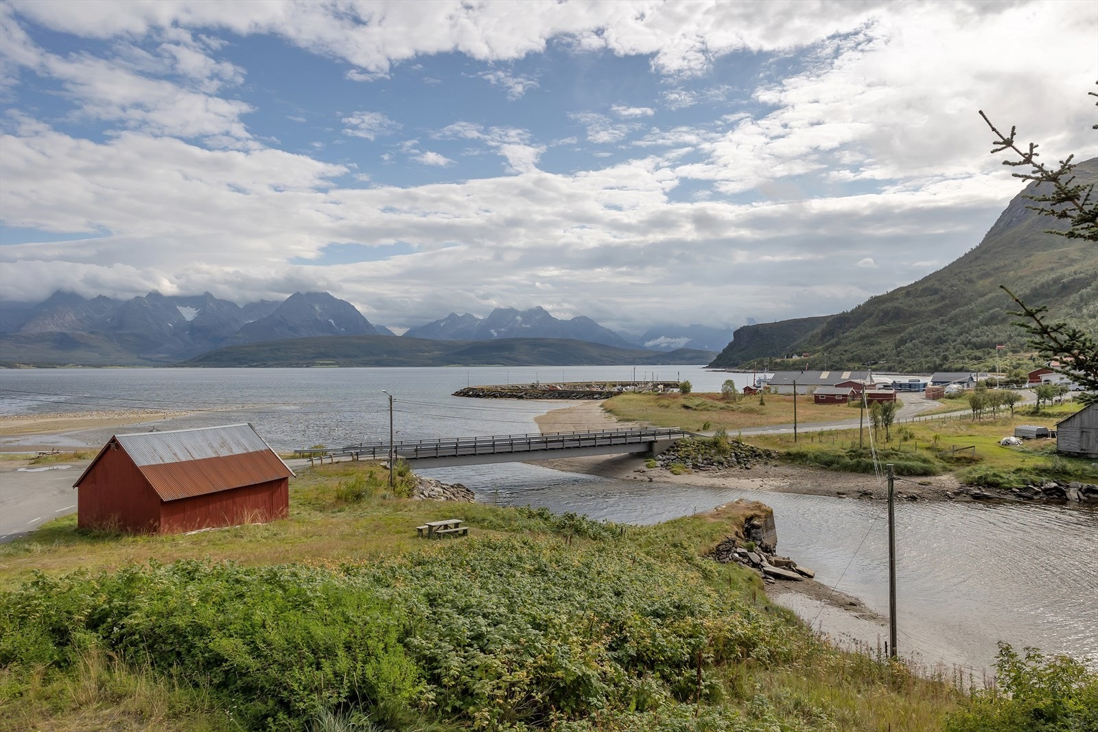 Eiendommen grenser lang høyre side av det gamle bruhodet ned mot elva Galleribilde