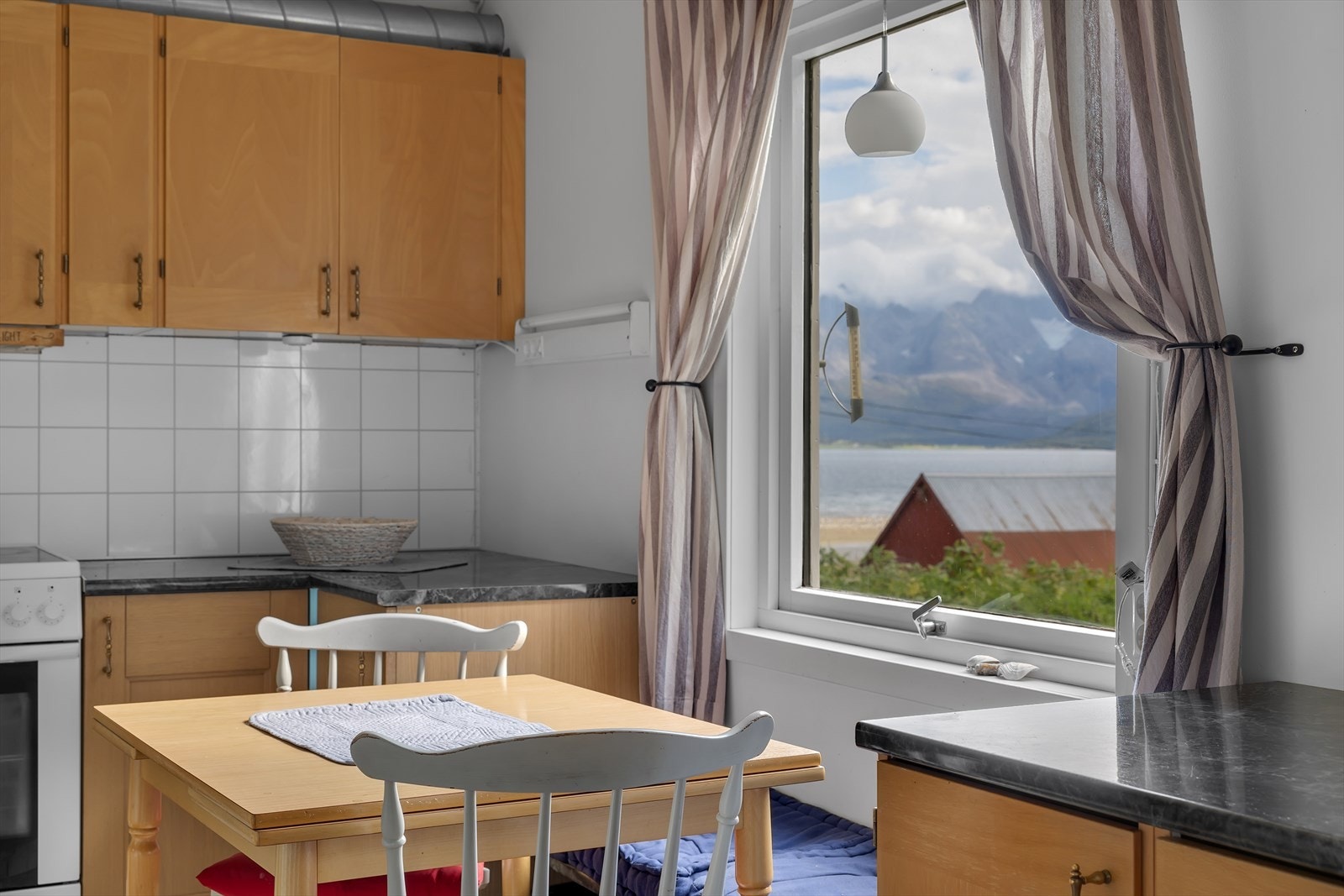 Utsikt mot Lyngsalpene fra frokostbordet Galleribilde