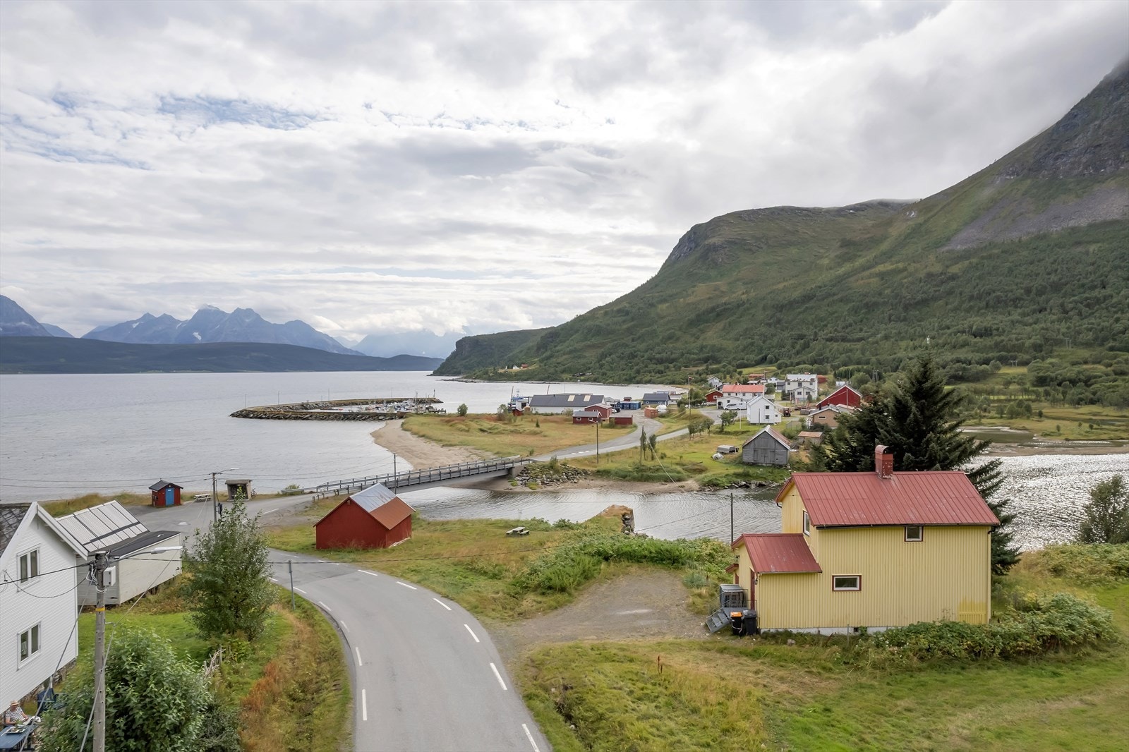 Fin beliggenhet like ved elveutløpet Galleribilde