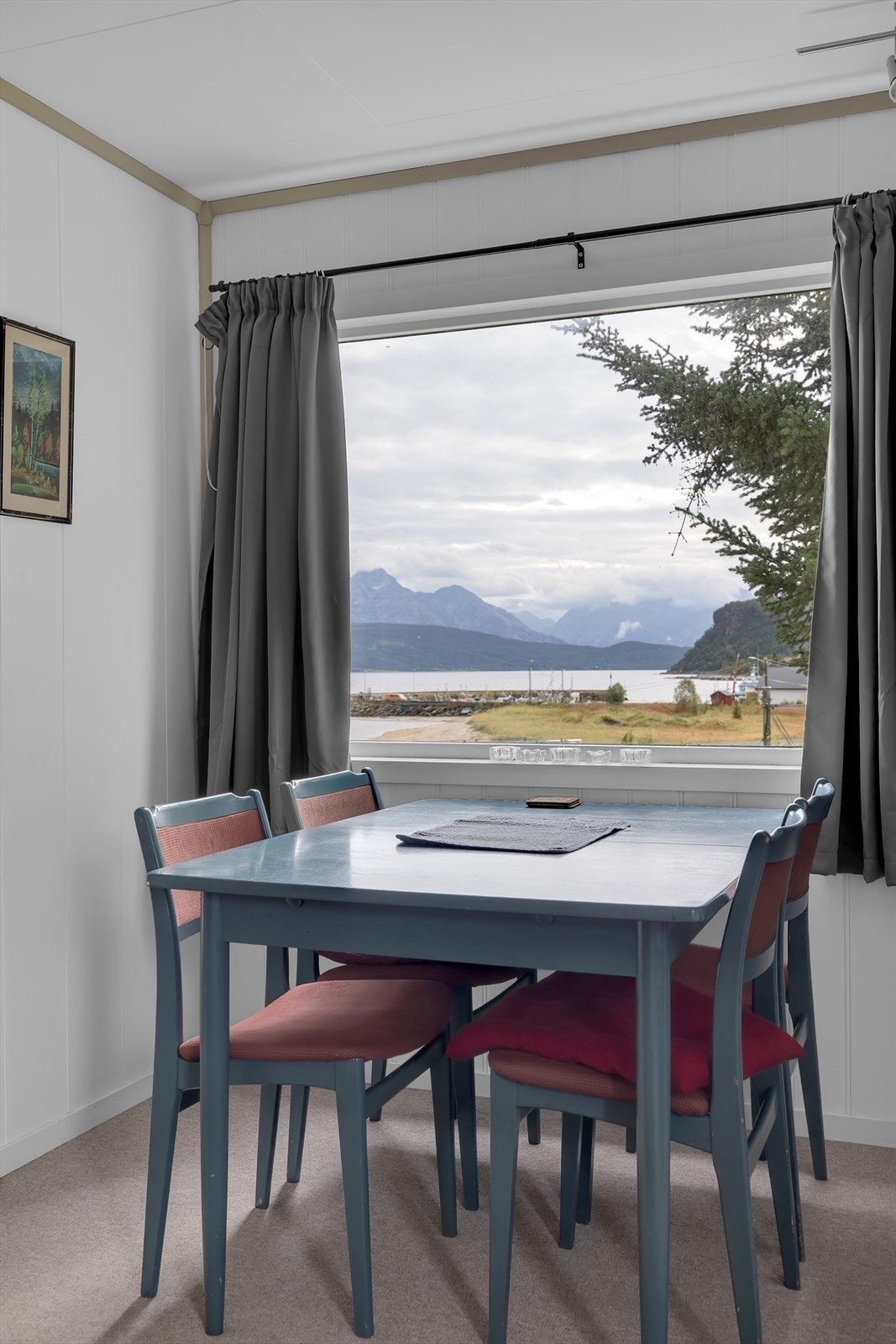 Fra spisebordet har man utsikt mot havna og fjellene Galleribilde