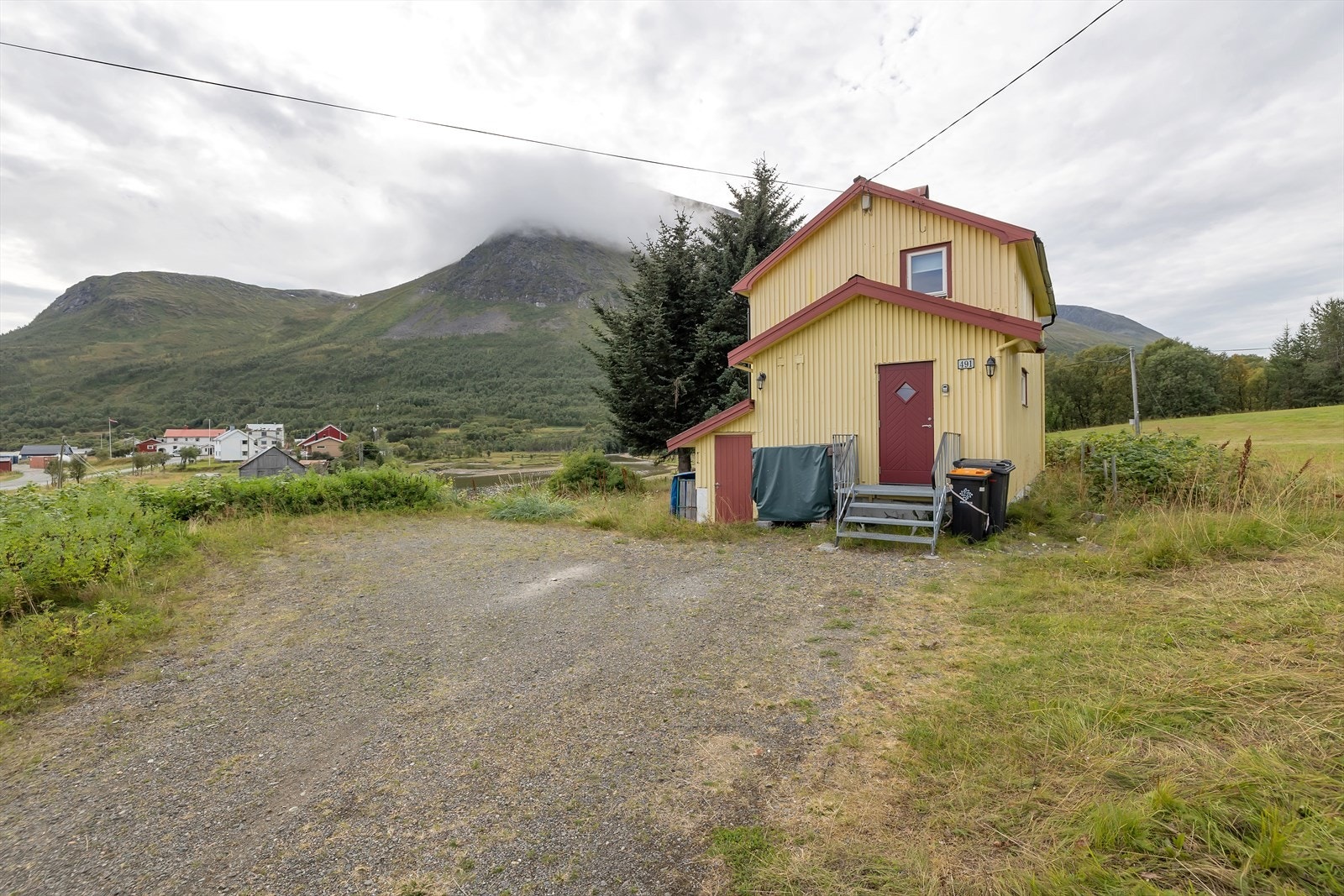 Parkering til flere biler på tomt Galleribilde