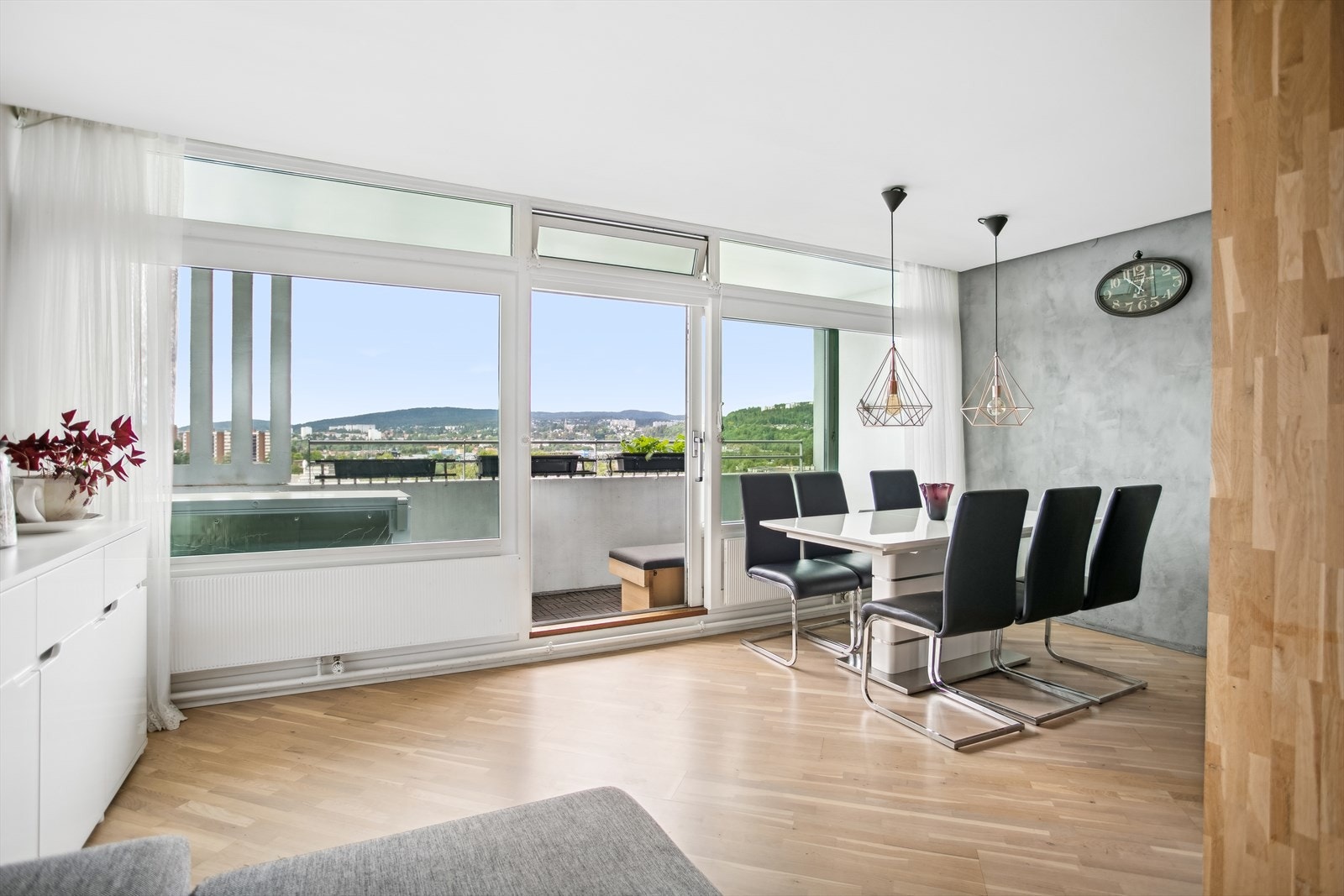 Eier har fjernet lettvegg og montert plassbygget hylle/reol, unik løsning som gir en god sosial dynamikk i leiligheten. Galleribilde