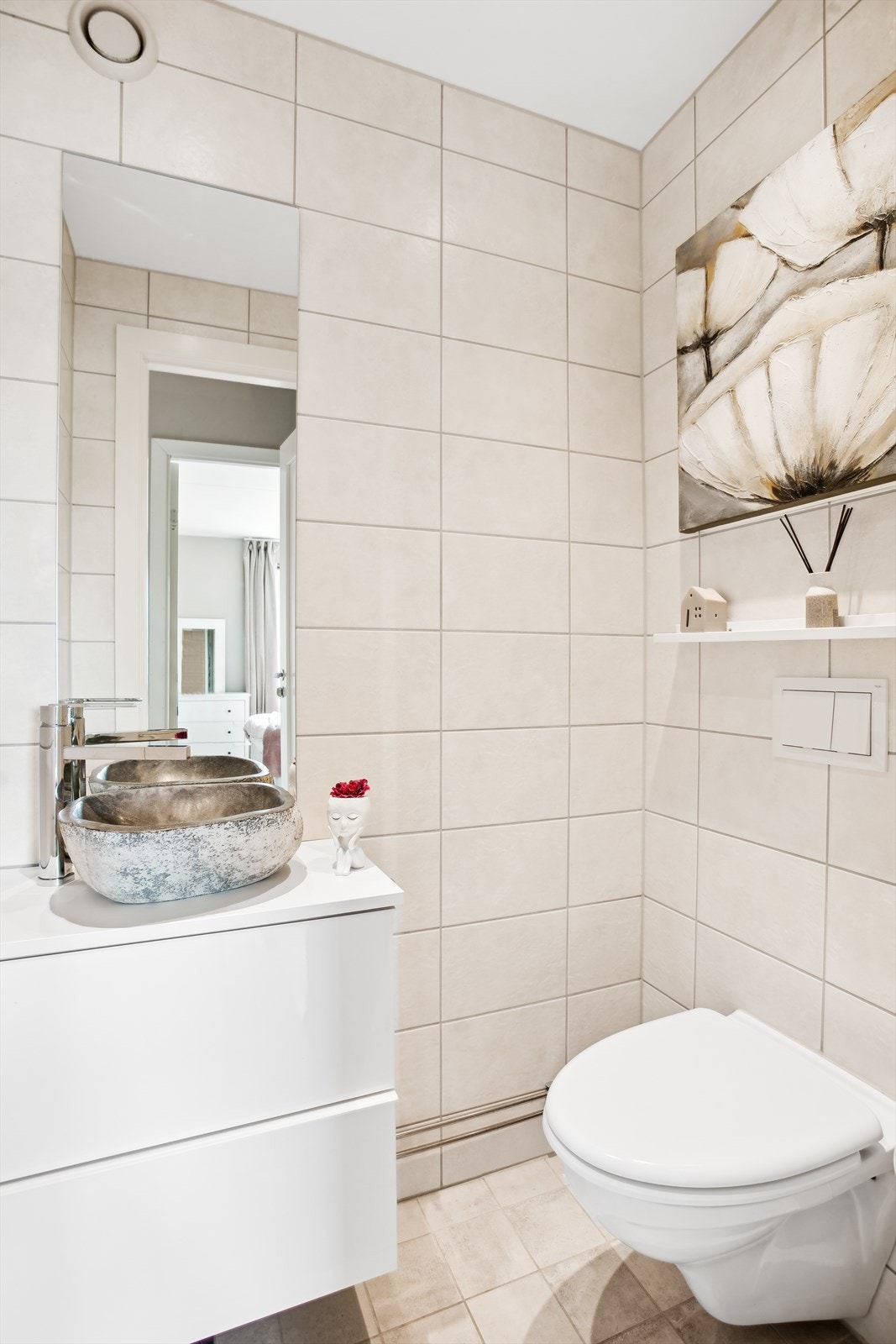 WC Rehab i BRL Regi 2017| Rommet er flislagt med delikate fliser, og består av servantinnredning med hvite høyglans laminerte fronter, servantskap, med skuffer, benkeplate og steinvask, ettgreps servantarmatur, speil og downlights. Galleribilde