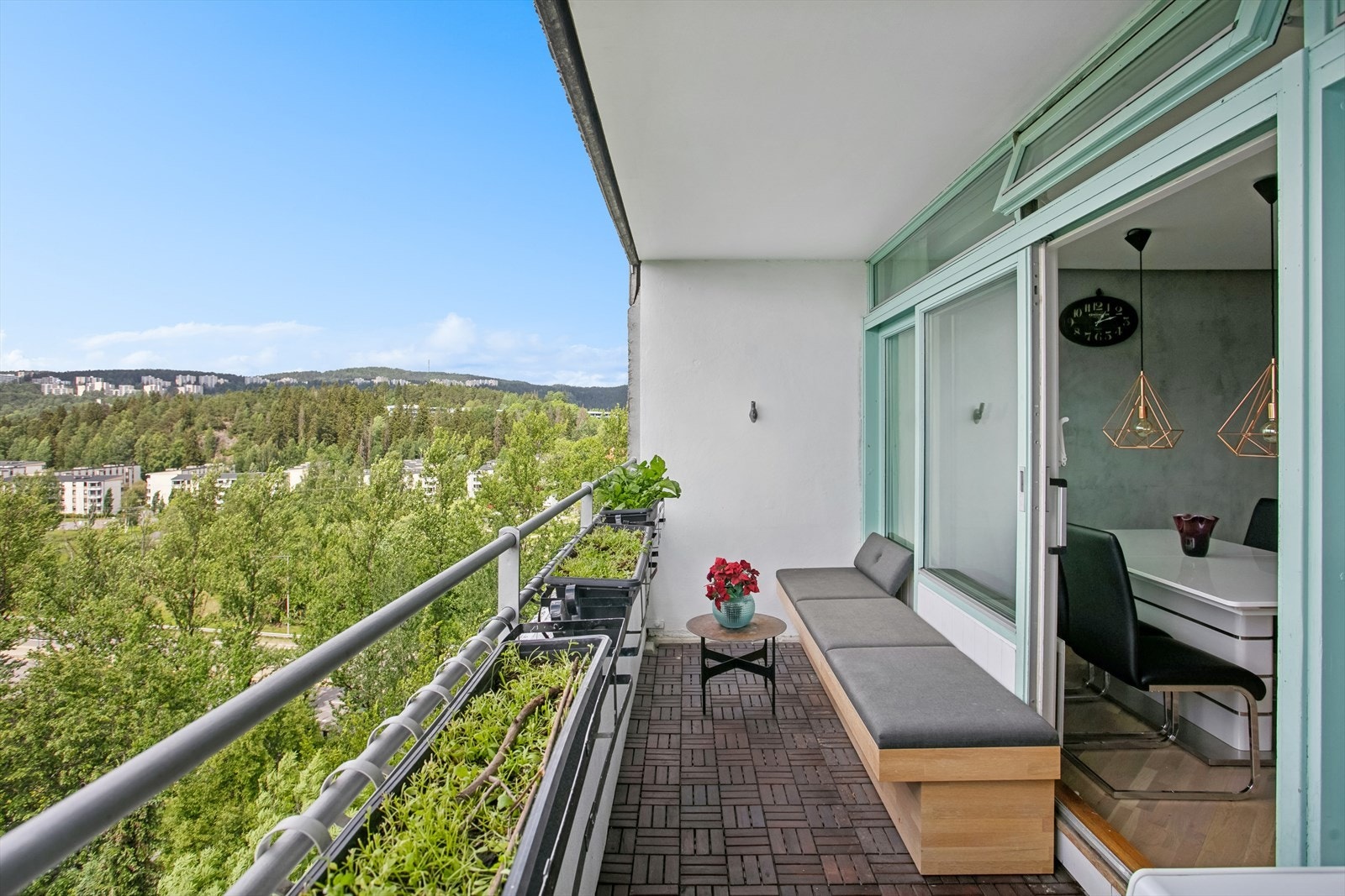 BALKONG 7,5 m²| Vestvendt med gode solforhold og flott utsikt. Balkongen har god plass til utemøbler og beplantning. Her har du også elektrisk markise som styres med fjernkontroll. Grilling på verandaen er kun tillatt med elektrisk grill. Galleribilde