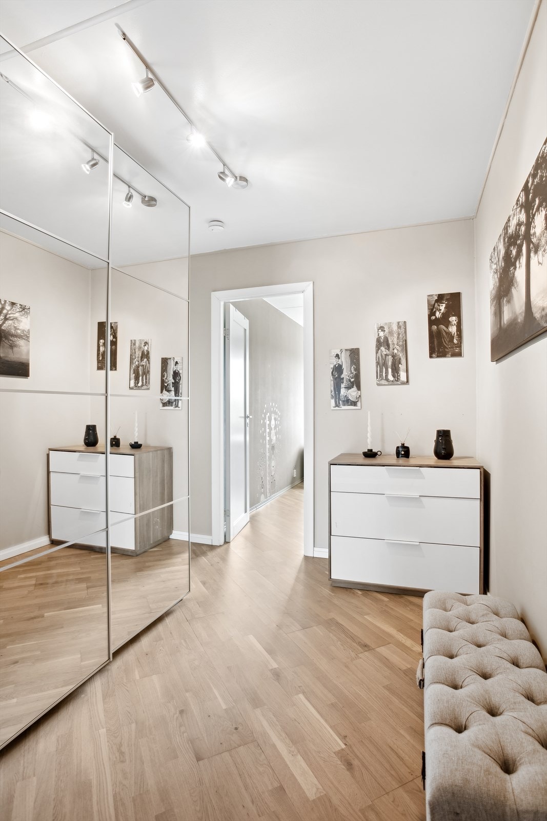 ENTRÉ| Et hyggelig velkomstareal med god plass til å henge av seg yttertøy og sko. God oppbevaringsplass i skyvedørsgarderobe med speilfronter eller i bod/omkledningsrom i tilknytning til gangen/entreen. Galleribilde