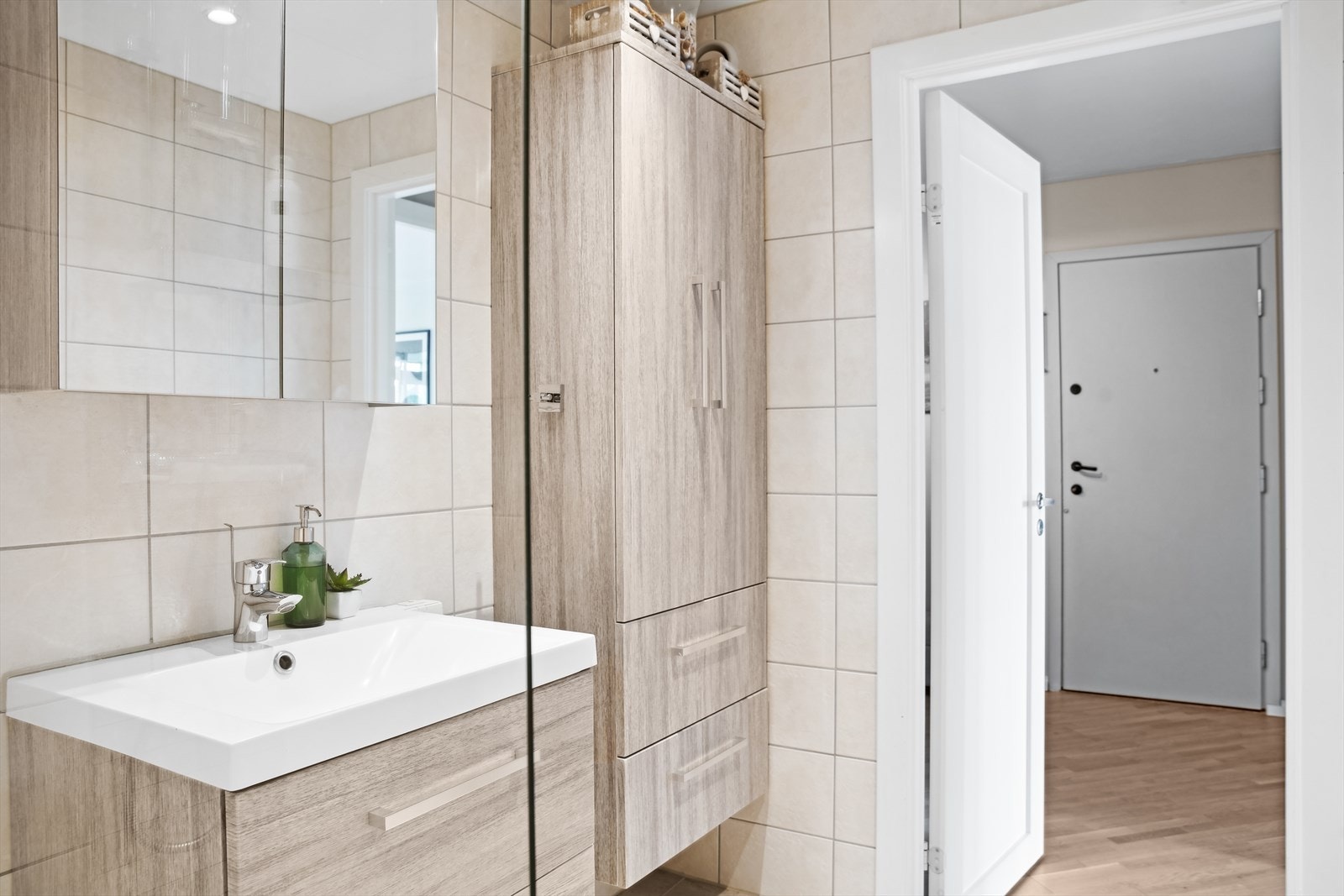 BAD totalrehabilitert i regi av borettslaget i 2017| Delikat, flislagt bad med gulvvarme, hvilket gir en behagelig start på dagen. Videre Spotlightbelysning i himling. Gulv- og veggflatene består av fliser. Galleribilde