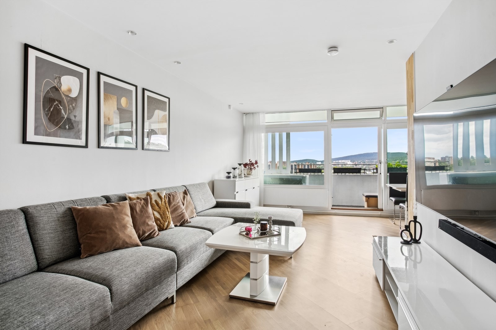 STUEN| Stuen oppleves som meget hjemmekoselig med tidsriktige fargevalg, gode materialvalg og vindusflater som slipper inn rikelig med dagslys. Rommet ble pusset opp i form av, nedsenket himling med downlights og overflatebehandling av veggene. Galleribilde