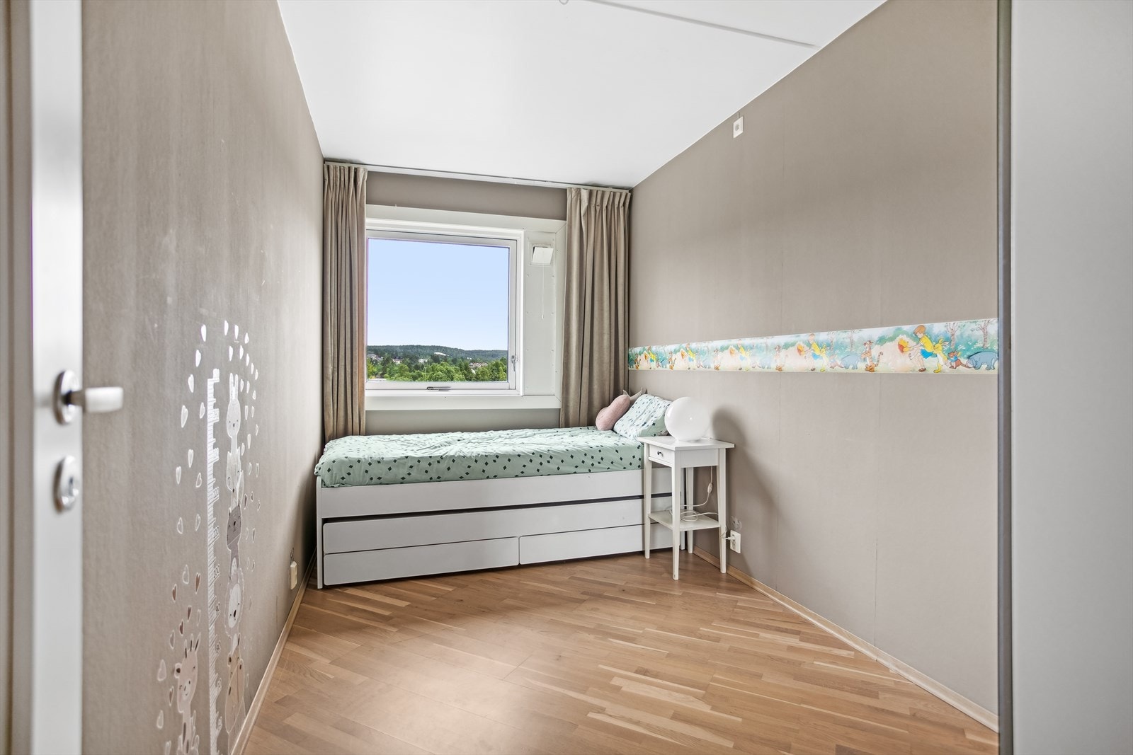 SOVEROM II| Leiligheten har to soverom av gode størrelser, hvor soverom II passer utmerket som bruk av barne- eller gjesterom. Galleribilde