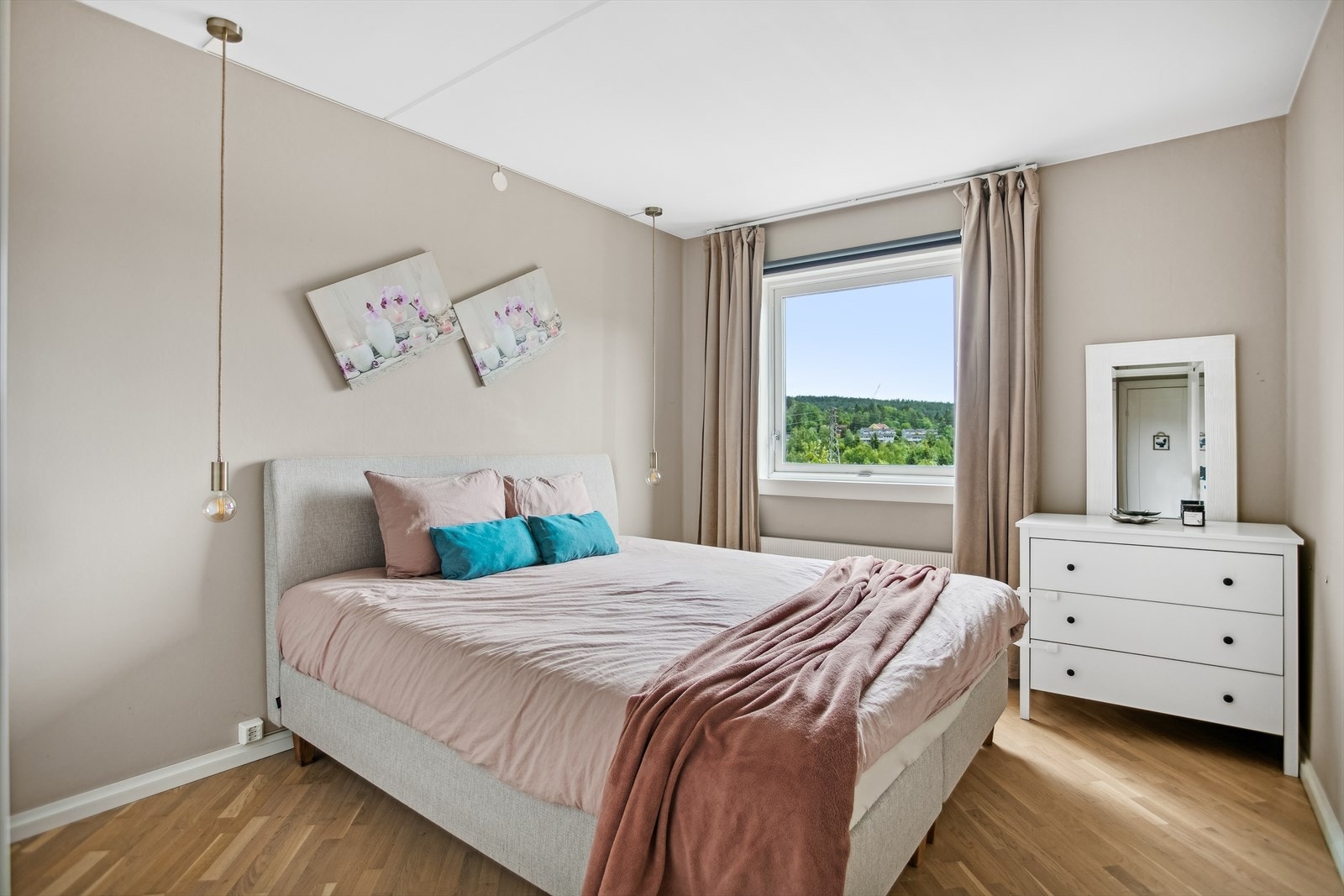 HOVEDSOVEROM| Soverommet fremstår som meget innbydende med god plass til dobbeltseng, nattbord, sminkebord og alt annet ønsket møblement. Galleribilde