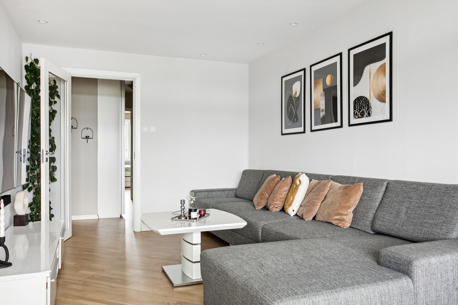 Stuen er delt i to soner, dagligstuen og spisestue. Her er det god plass til å invitere venner og familie til hyggelige sammenkomster. Galleribilde