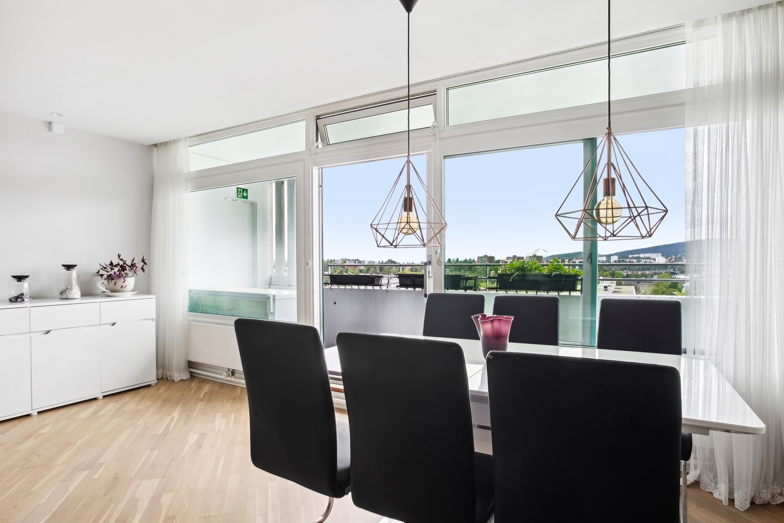 Fra stuen er det utgang til en koselig balkong på ca. 7,5 kvm. Her har du herlige solforhold og nydelig utsikt. Galleribilde