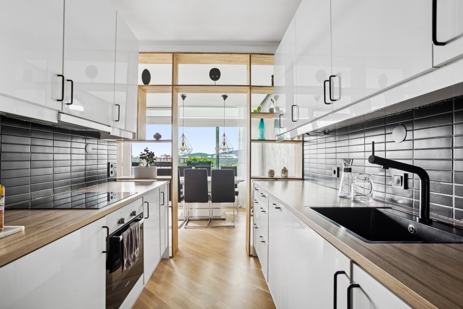 KJØKKEN| Meget pent Epoq-kjøkken plassert i sitt eget nisje, samt i tilknytning til spisestuen. Det er godt med både skap og benkeplass, så her skal det være god plass til kjøkkenutstyret ditt. Galleribilde