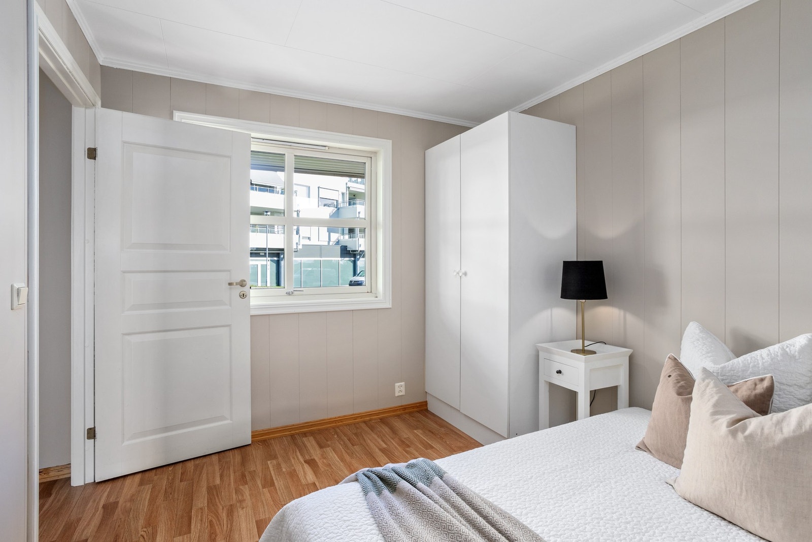 Her sover man på "svalsiden" når mørket faller på for kvelden. Galleribilde