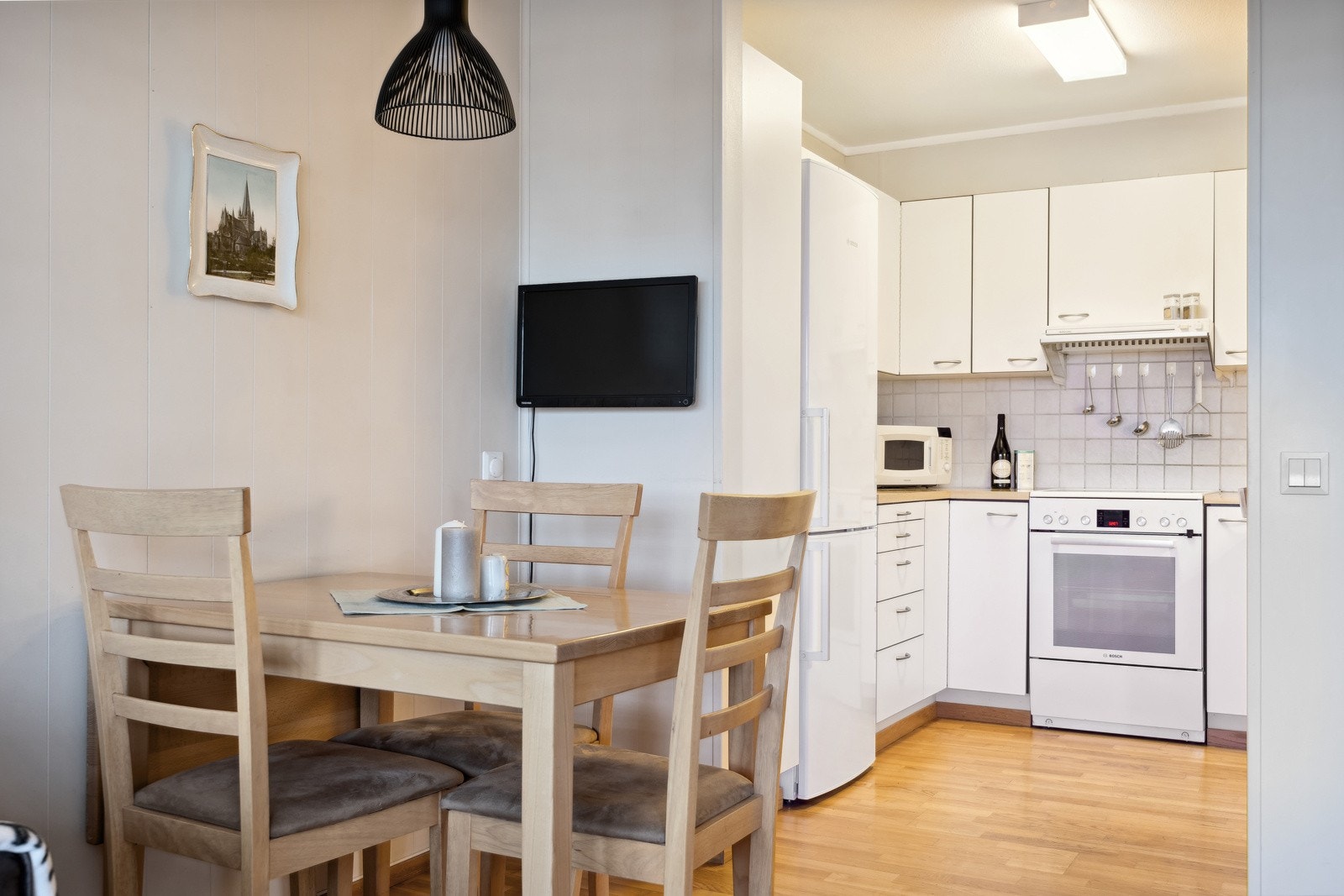 Ved kjøkkenet er det plass til en hyggelig spisegruppe. Galleribilde