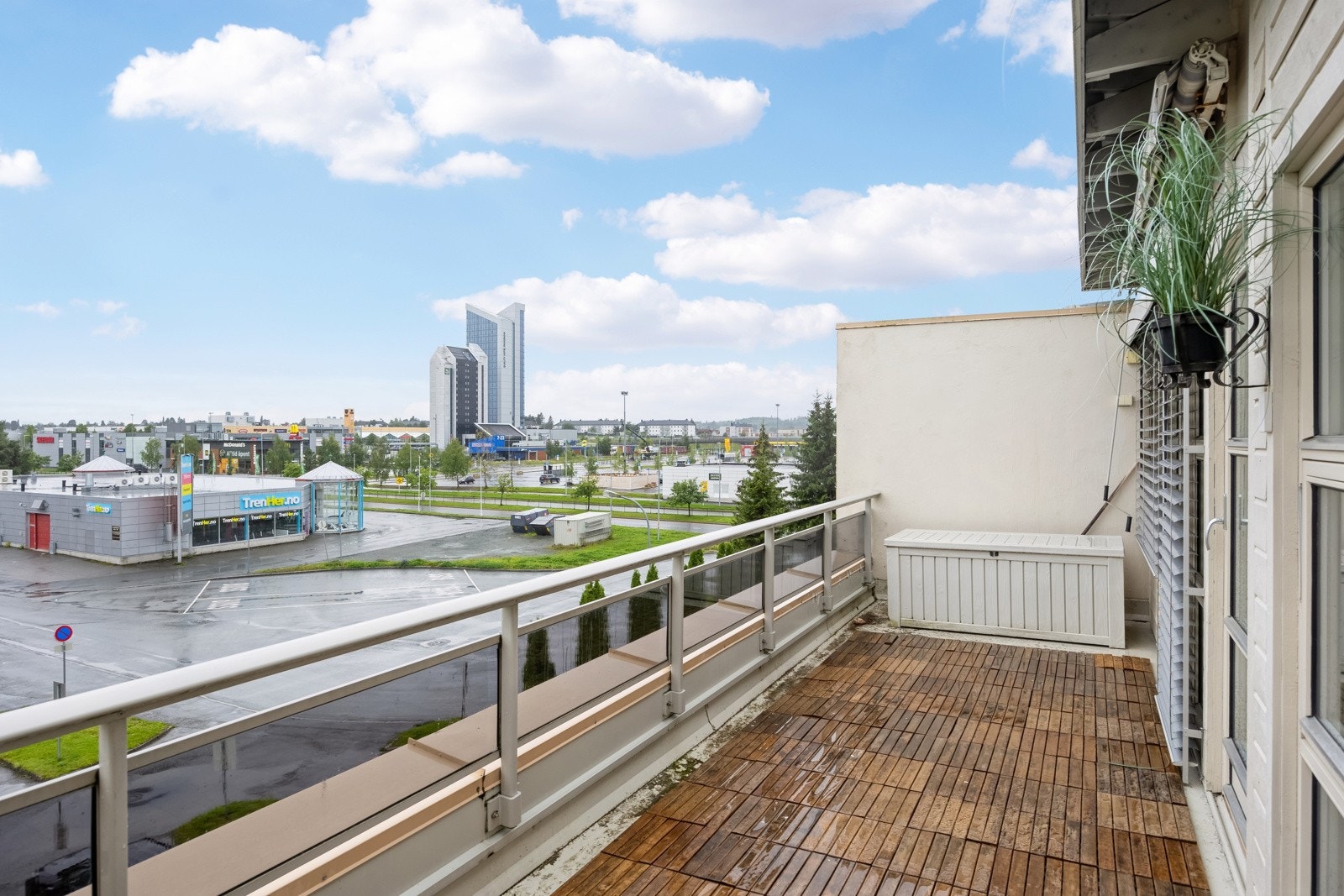 Balkongen måler 14 kvm. Selger opplyser om at sameie skal oppgradere terassene. Galleribilde