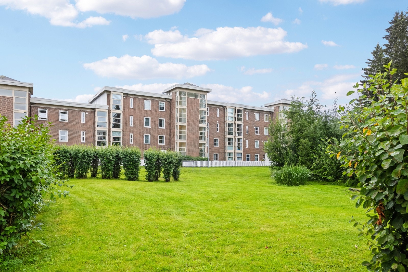 Her bor du i et populært, koselig og velholdt sameie med godt naboskap. Galleribilde