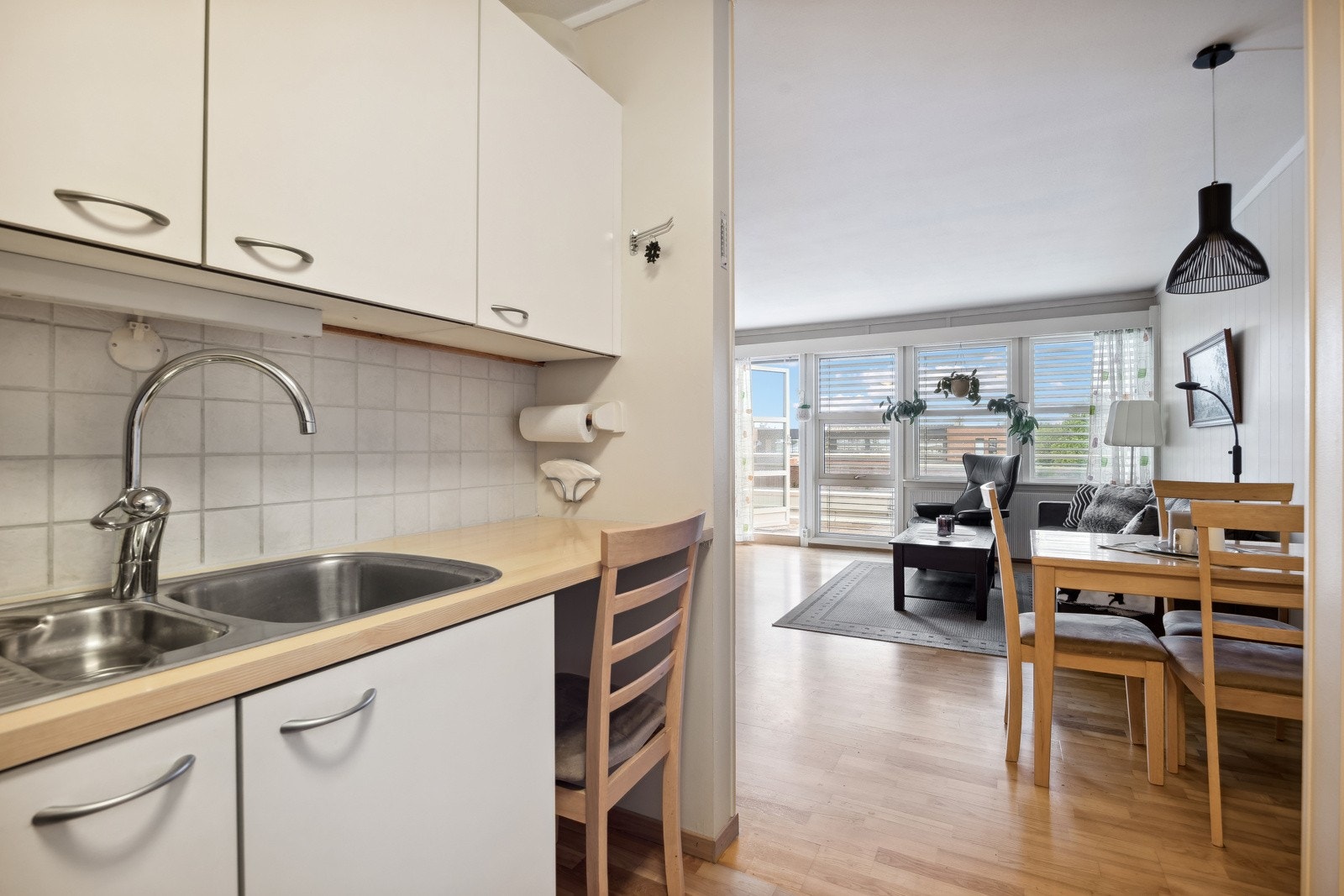 Fra boligen er det umiddelbar nærhet til treningssentre, City Syd, dagligvare, osv. Galleribilde