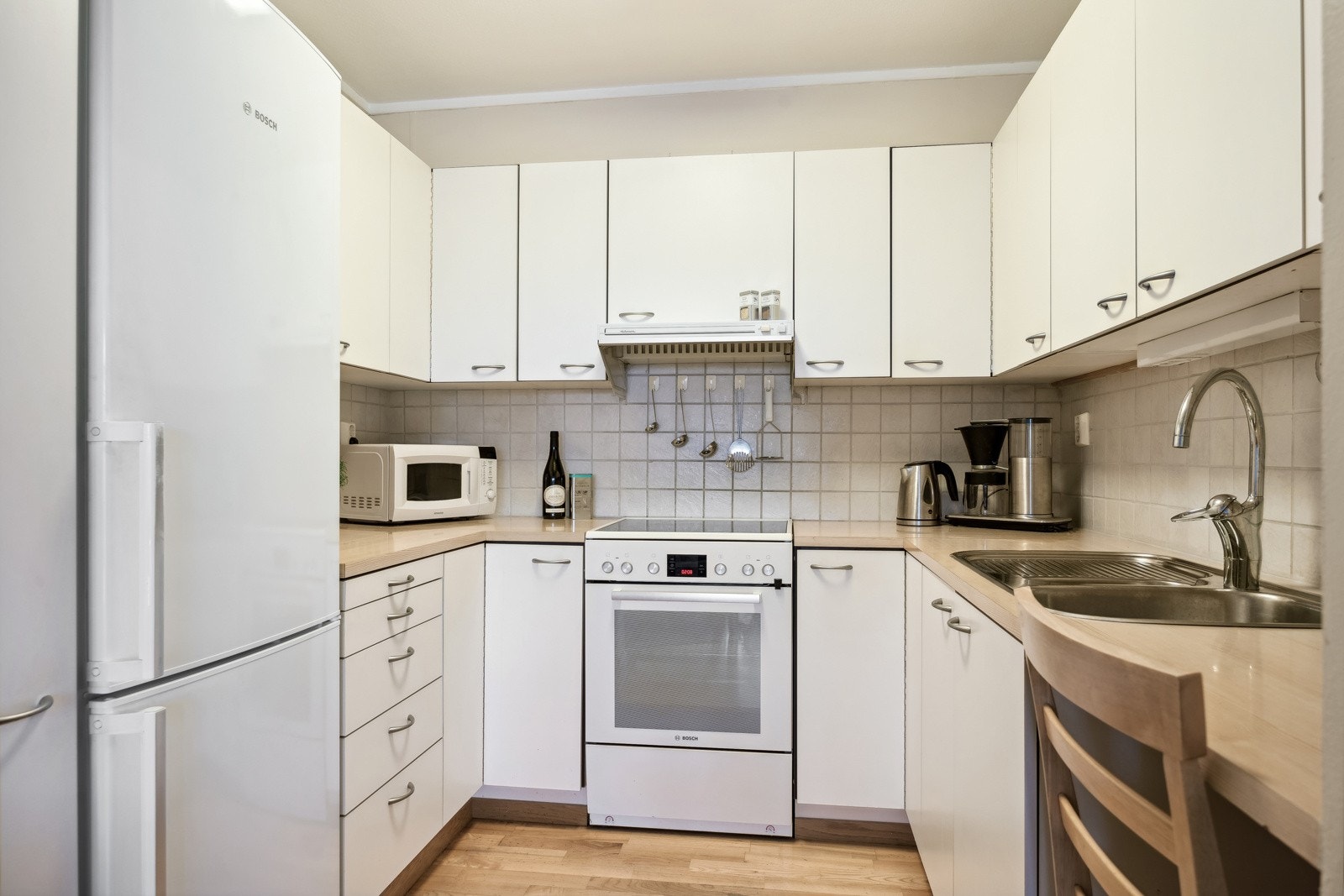 Åpen kjøkkenløsning. Innredning fra byggeår. Galleribilde