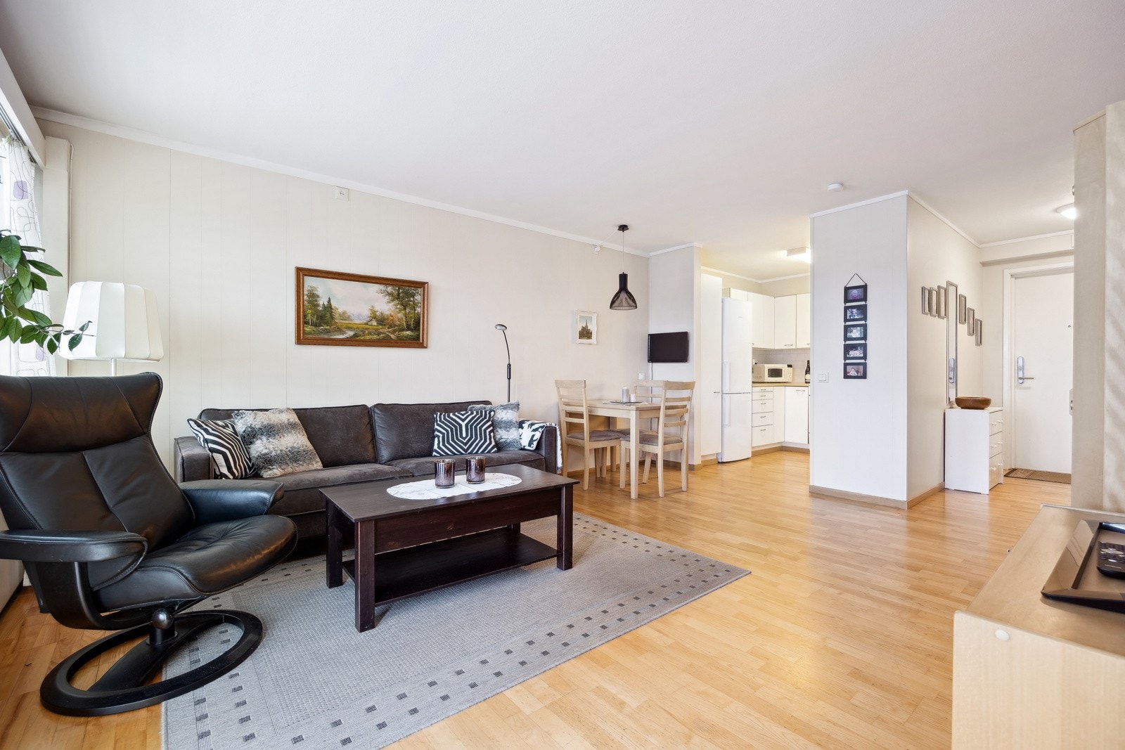 Leiligheten disponerer en biloppstillingsplass i felles garasje. Galleribilde