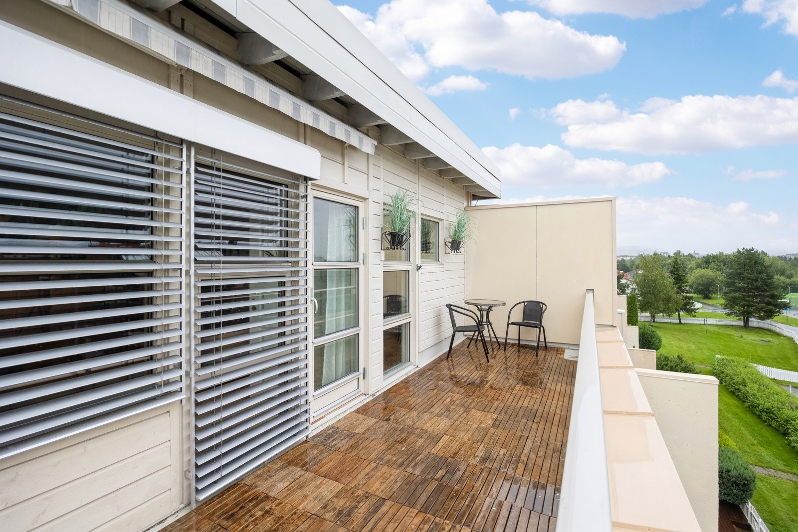 Terassen måler 14 kvm og har svært gode sol- og utsiktsforhold. Galleribilde