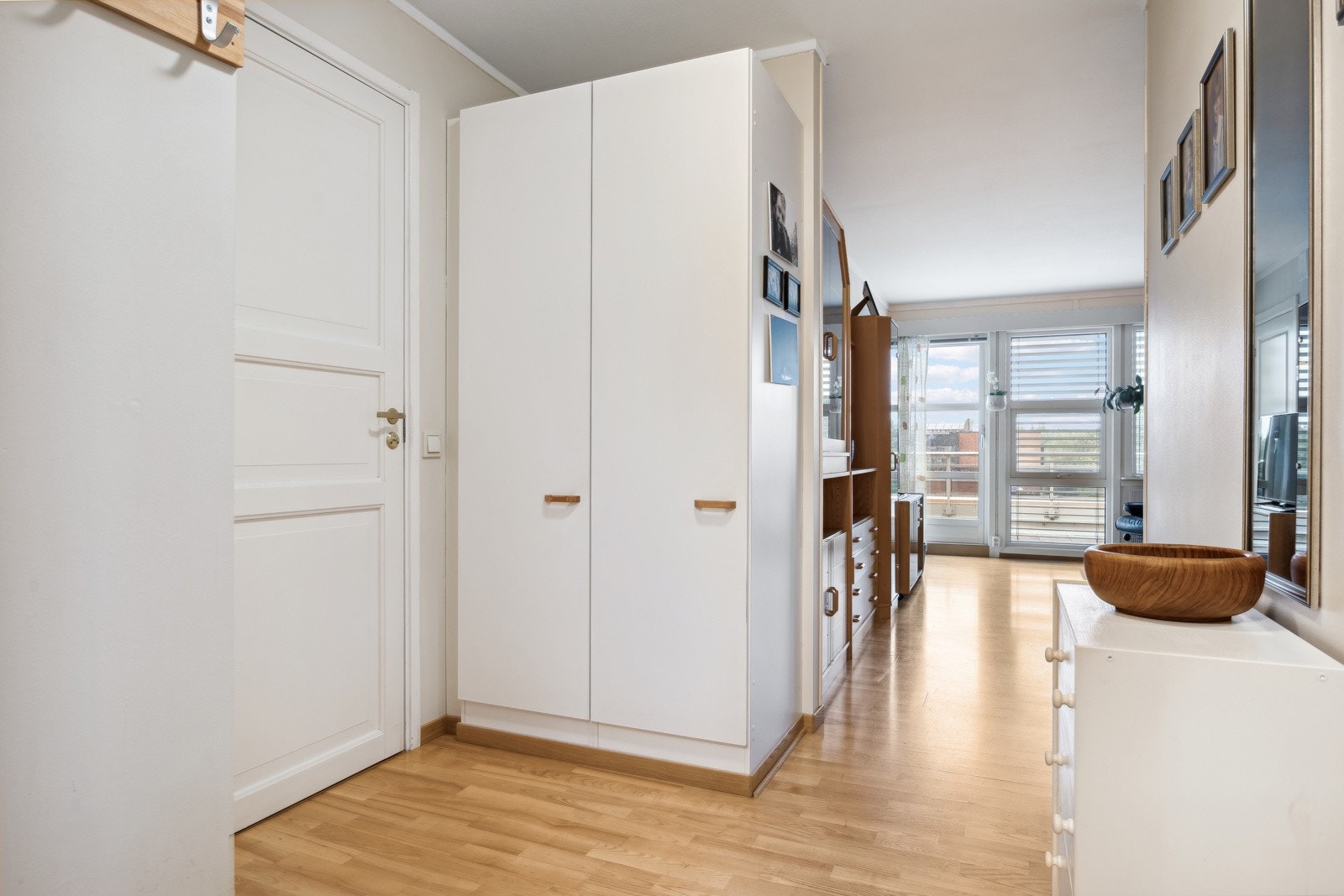 Entréen har en stor skyvedørsgarderobe som byr på gode oppbevaringsmuligheter og skiller gang fra stue. Galleribilde