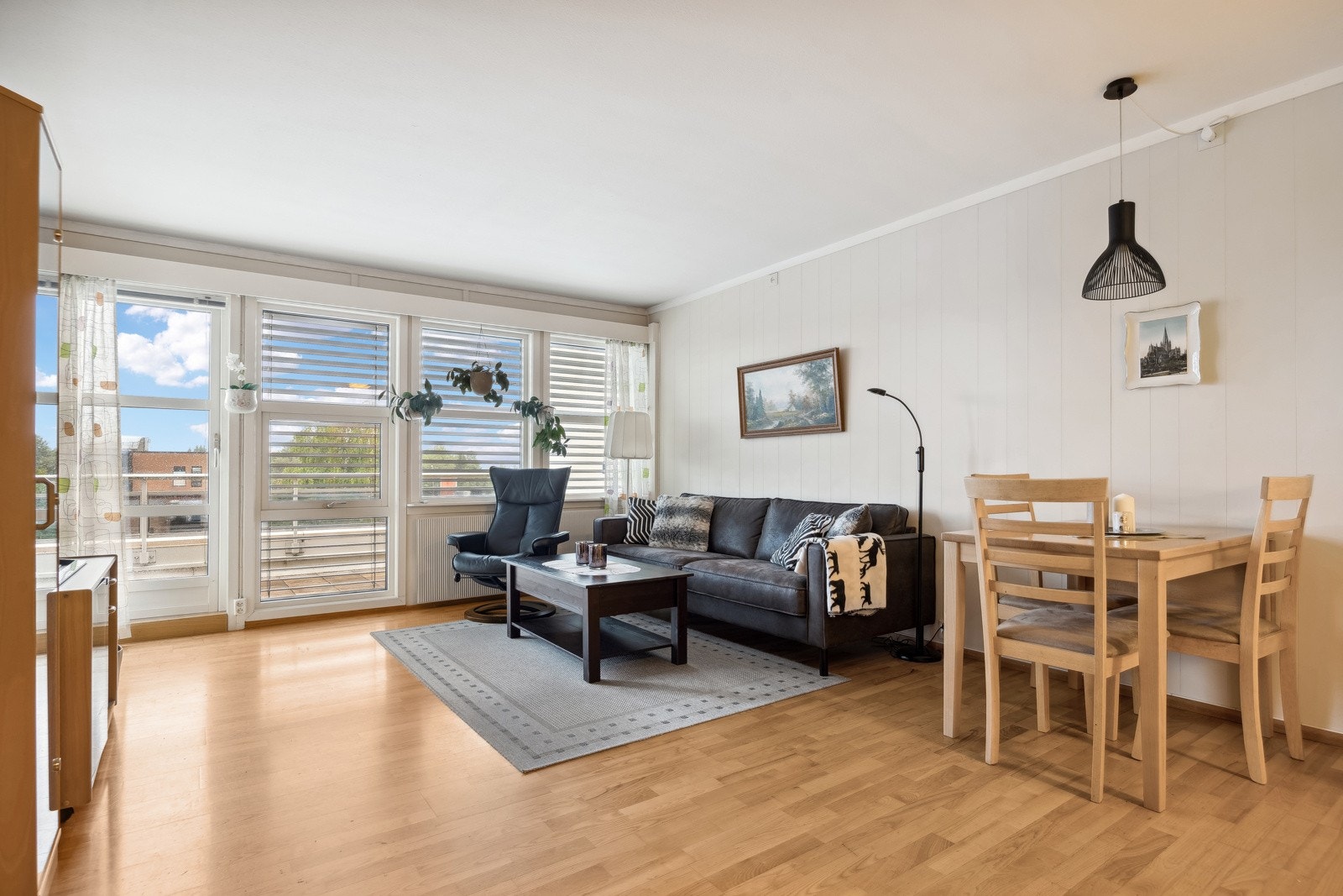 Fra stuen er det utgang til terrassen som er en flott forlengelse av stuen på sommeren. Oppvarming med radiatorer tilkoblet varmesentral kombinert med elektrisk oppvarming. Galleribilde